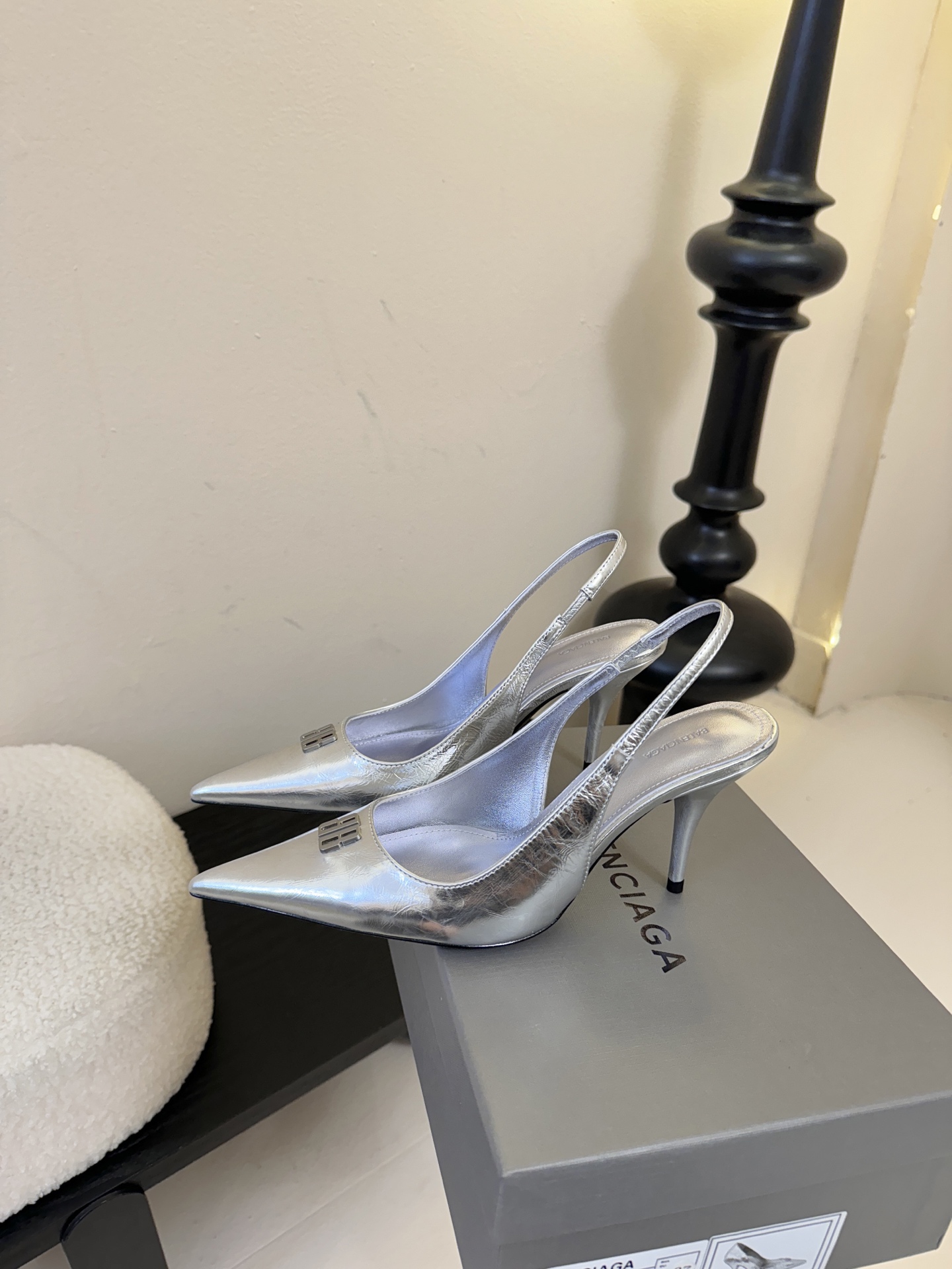 Balenciag* 25ss尖头小猫跟高跟鞋采用极简尖头鞋型，线条锐利流畅，搭配鞋头处标志性的金色“B