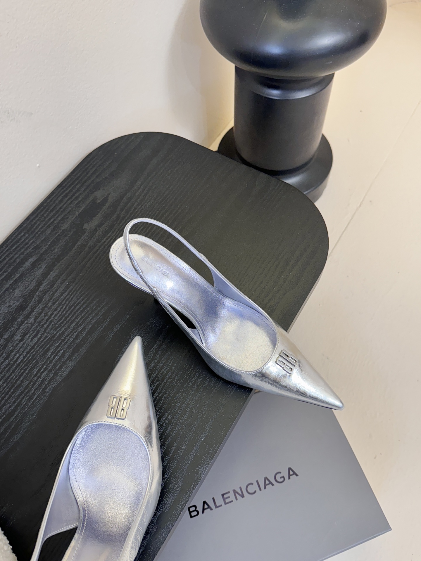 Balenciag* 25ss尖头小猫跟高跟鞋采用极简尖头鞋型，线条锐利流畅，搭配鞋头处标志性的金色“B