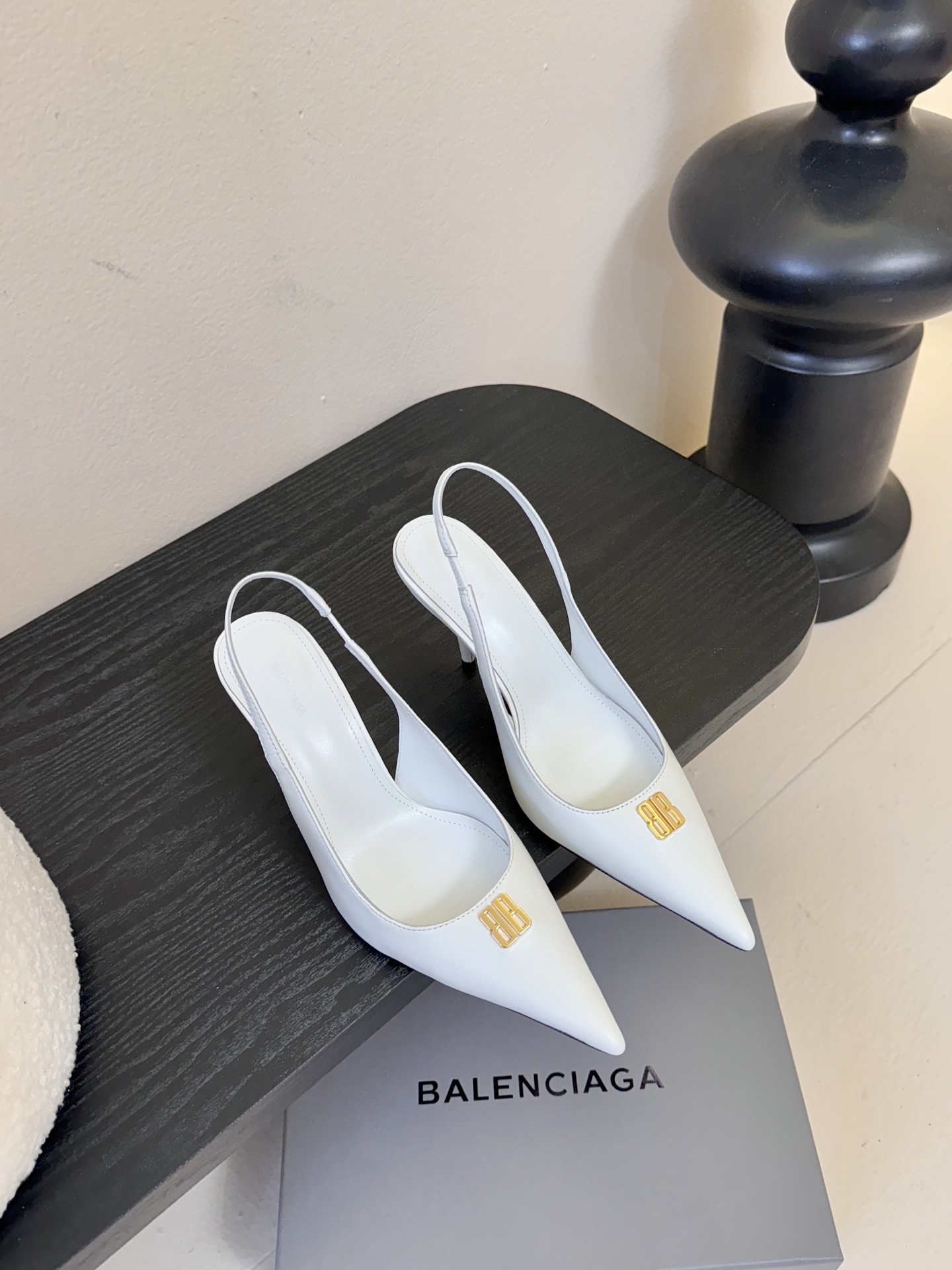 Balenciag* 25ss尖头小猫跟高跟鞋采用极简尖头鞋型，线条锐利流畅，搭配鞋头处标志性的金色“B
