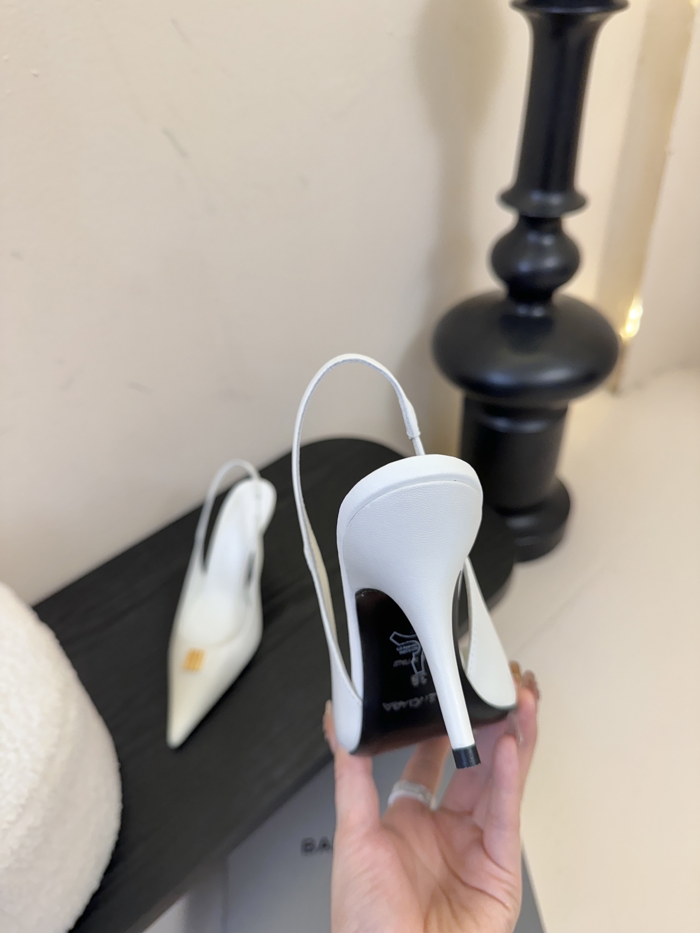 Balenciag* 25ss尖头小猫跟高跟鞋采用极简尖头鞋型，线条锐利流畅，搭配鞋头处标志性的金色“B