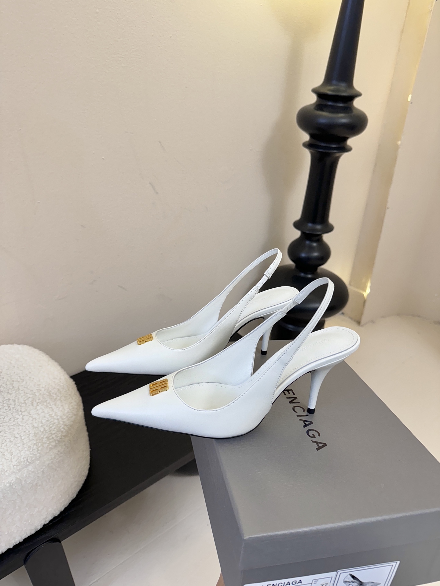 Balenciag* 25ss尖头小猫跟高跟鞋采用极简尖头鞋型，线条锐利流畅，搭配鞋头处标志性的金色“B