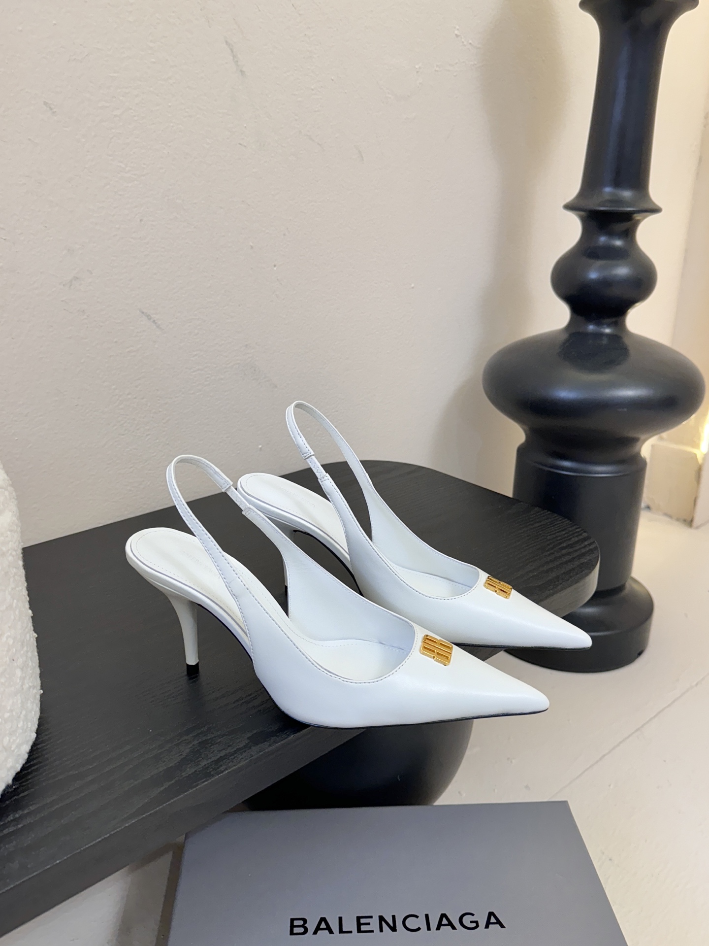 Balenciag* 25ss尖头小猫跟高跟鞋采用极简尖头鞋型，线条锐利流畅，搭配鞋头处标志性的金色“B