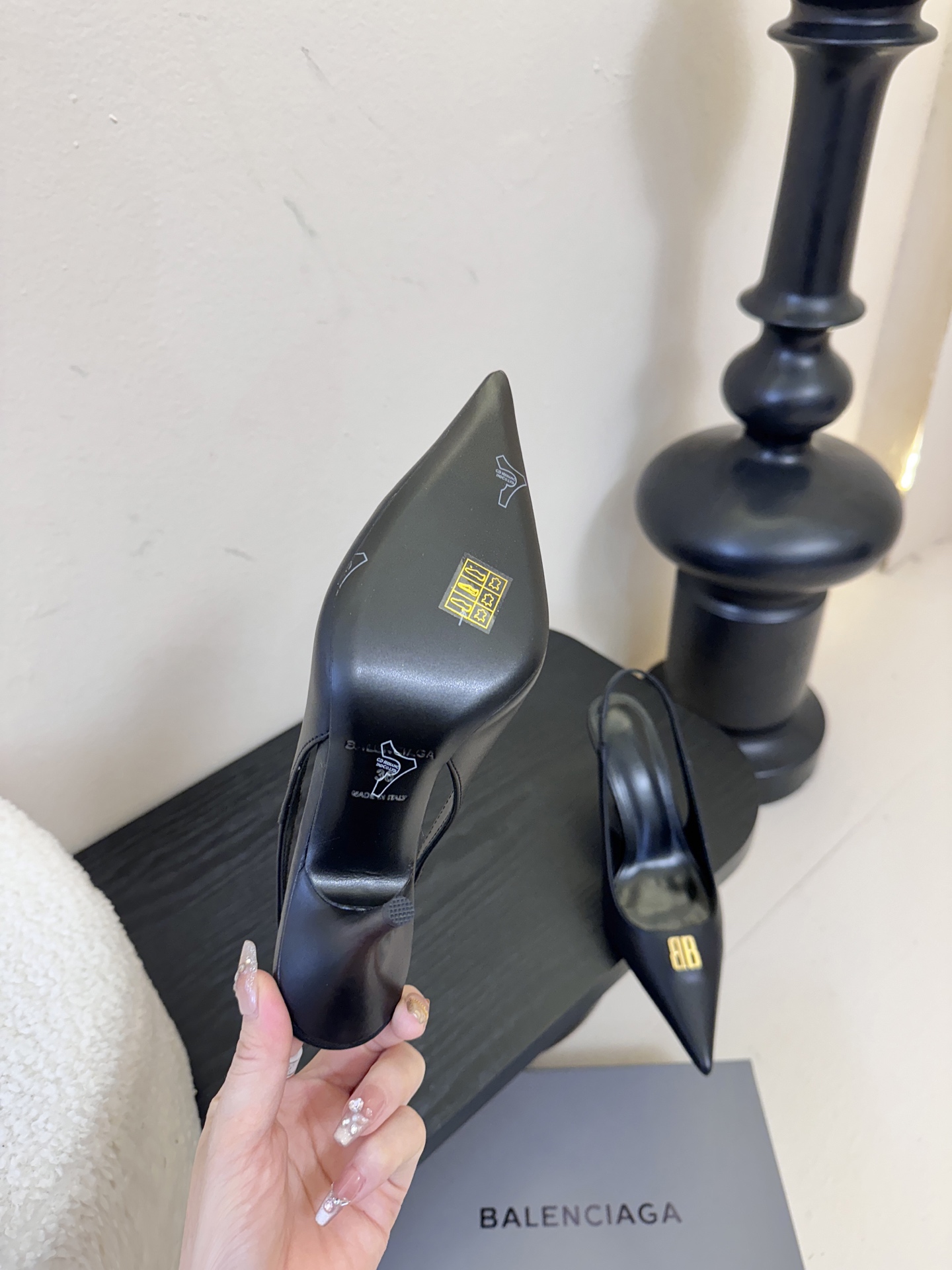 Balenciag* 25ss尖头小猫跟高跟鞋采用极简尖头鞋型，线条锐利流畅，搭配鞋头处标志性的金色“B