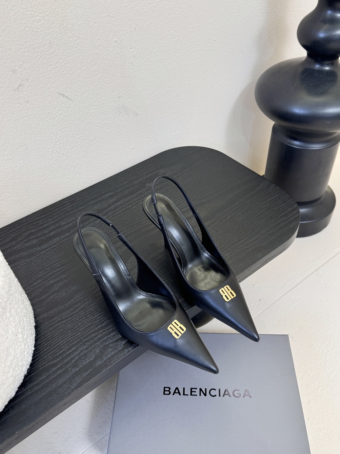 Balenciag* 25ss尖头小猫跟高跟鞋采用极简尖头鞋型，线条锐利流畅，搭配鞋头处标志性的金色“B