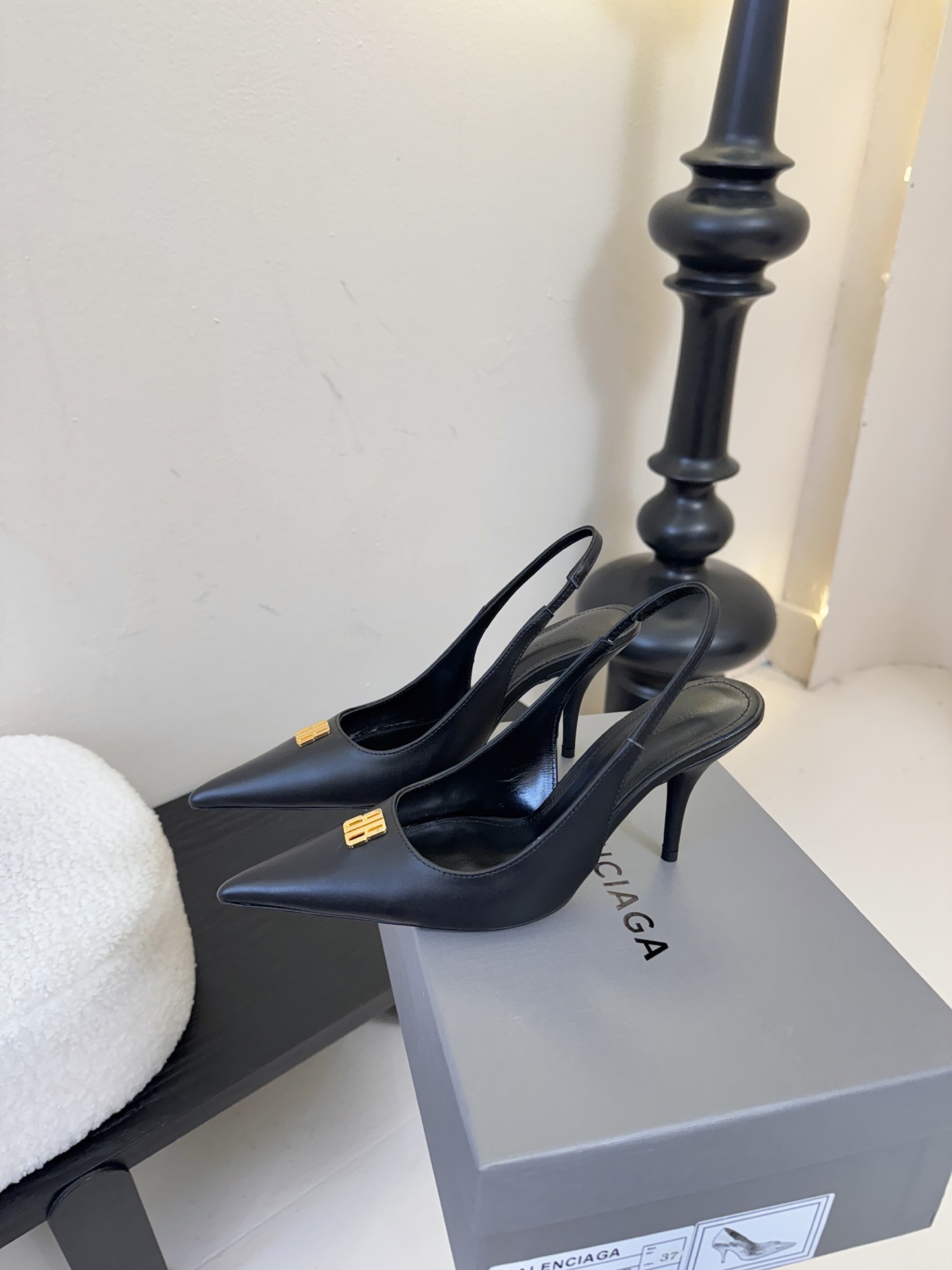 Balenciag* 25ss尖头小猫跟高跟鞋采用极简尖头鞋型，线条锐利流畅，搭配鞋头处标志性的金色“B