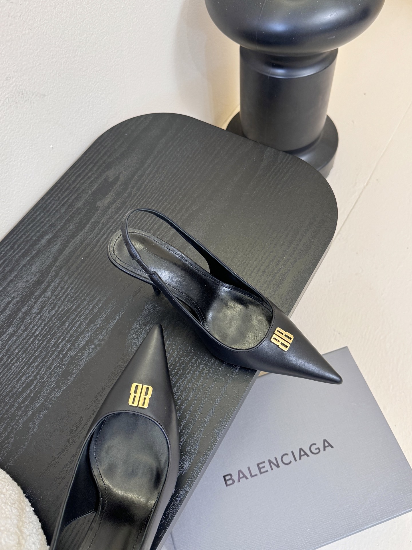 Balenciag* 25ss尖头小猫跟高跟鞋采用极简尖头鞋型，线条锐利流畅，搭配鞋头处标志性的金色“B