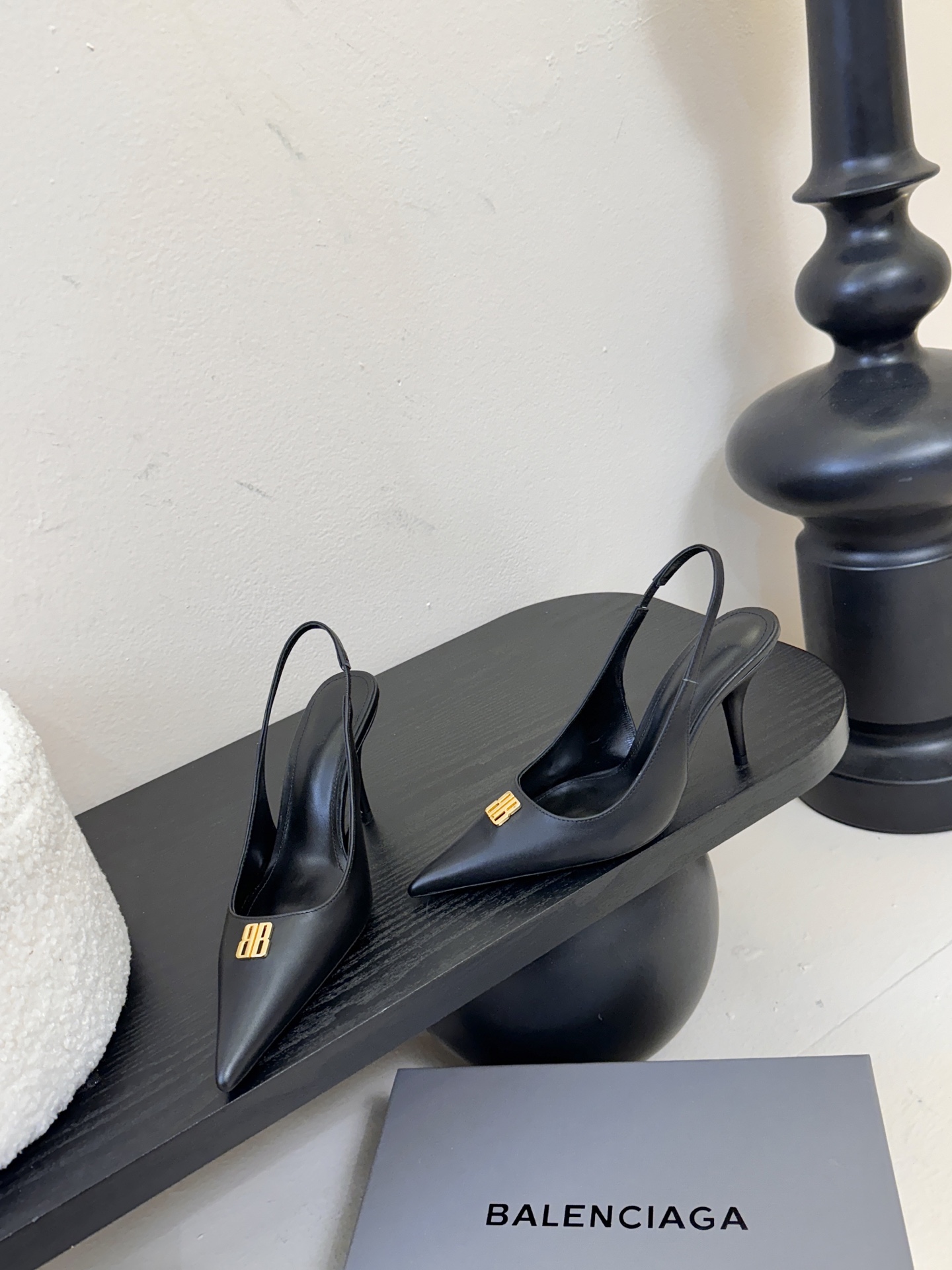 Balenciag* 25ss尖头小猫跟高跟鞋采用极简尖头鞋型，线条锐利流畅，搭配鞋头处标志性的金色“B