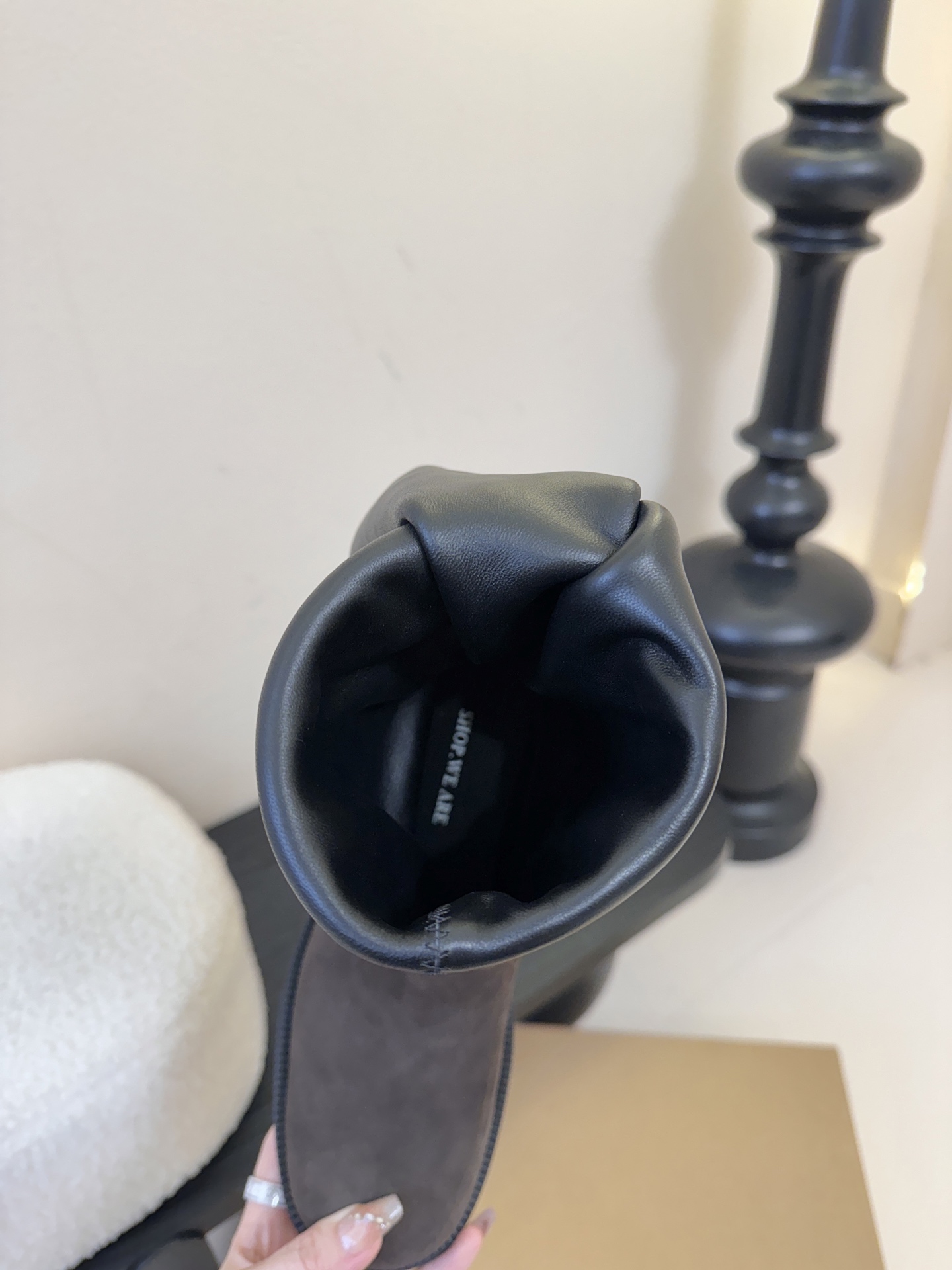 韩国小众时髦shop we are 手工骑士靴头层缩纹小牛皮搭配柔软羊皮完美配适两穿风格 靴筒超显瘦，上