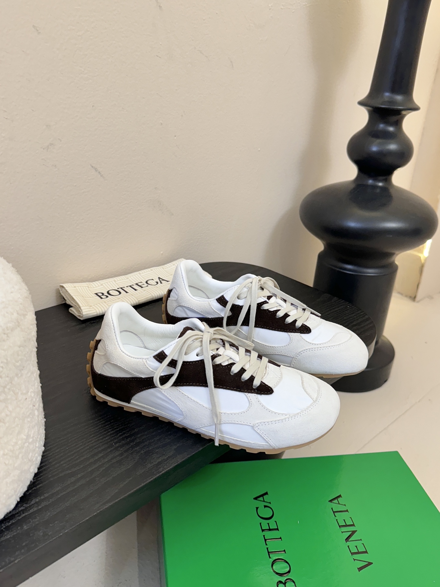 Bottega Veneta火爆新款运动鞋休闲鞋徳训鞋 BV 90年代复古风格为灵感，鞋面选用反绒皮面料