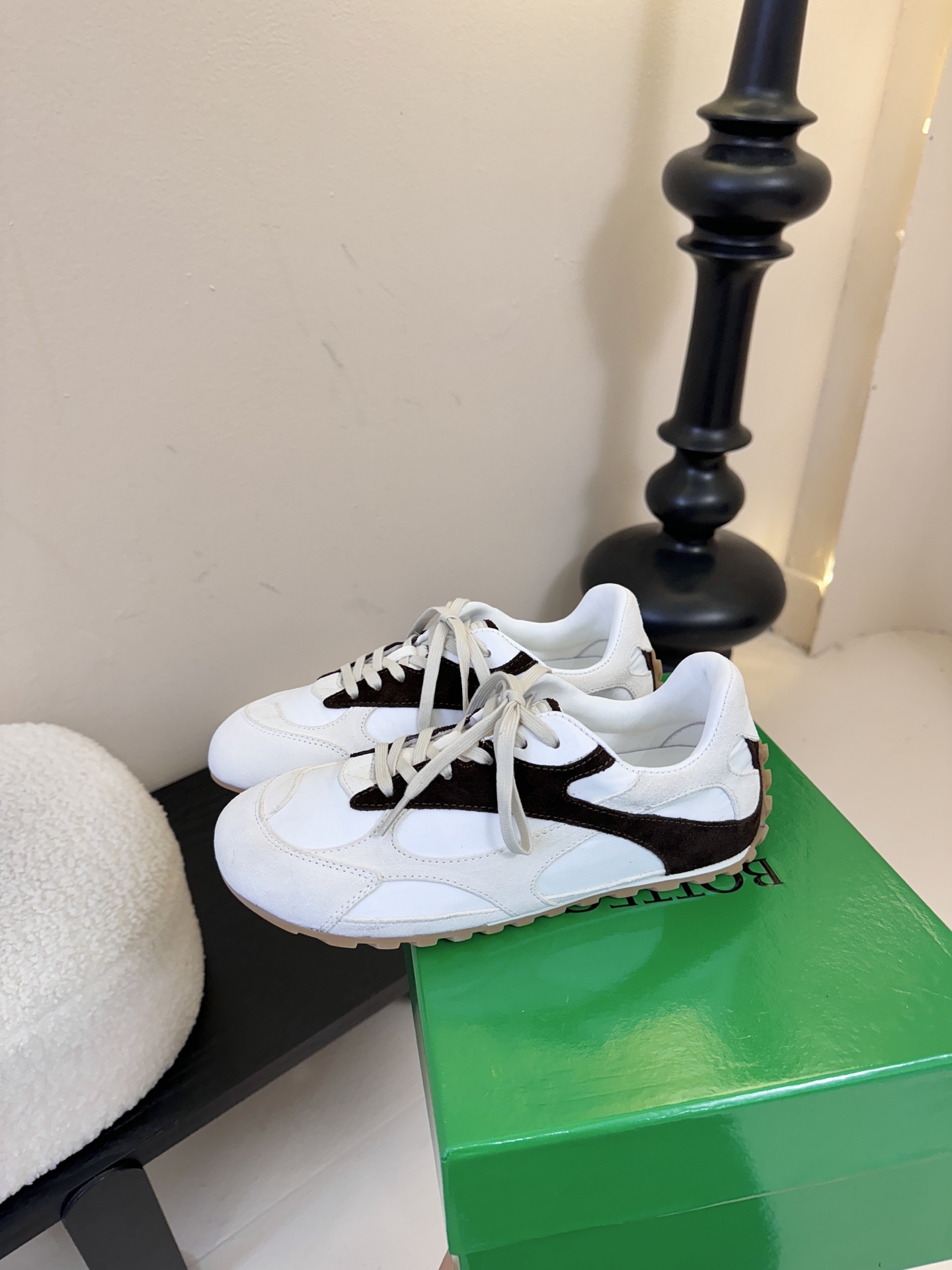 Bottega Veneta火爆新款运动鞋休闲鞋徳训鞋 BV 90年代复古风格为灵感，鞋面选用反绒皮面料