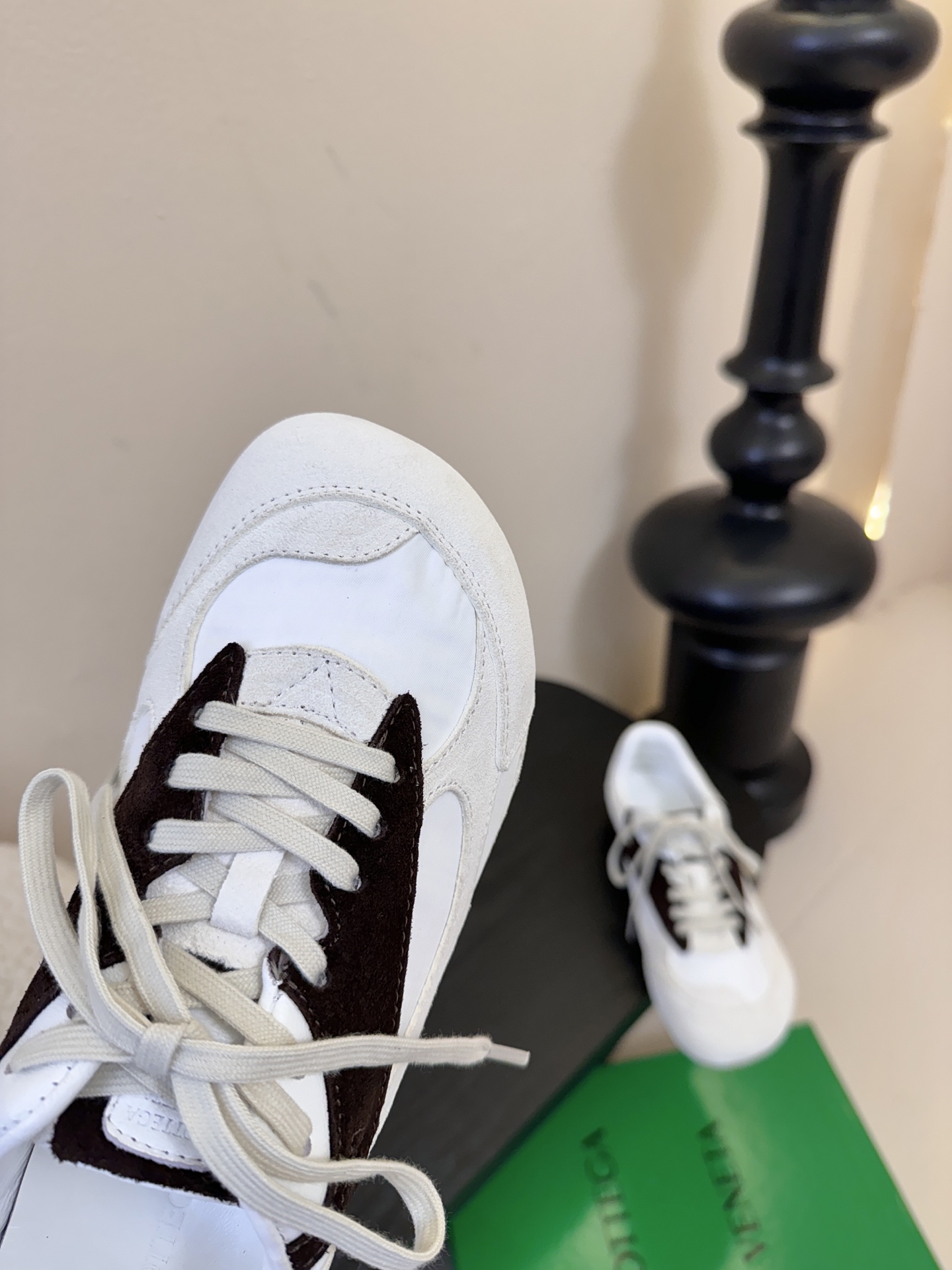 Bottega Veneta火爆新款运动鞋休闲鞋徳训鞋 BV 90年代复古风格为灵感，鞋面选用反绒皮面料