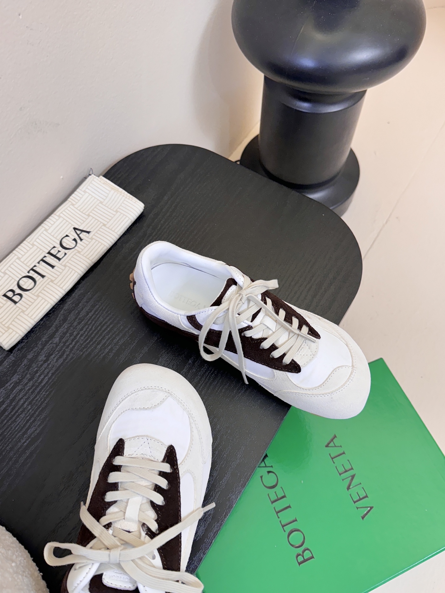 Bottega Veneta火爆新款运动鞋休闲鞋徳训鞋 BV 90年代复古风格为灵感，鞋面选用反绒皮面料