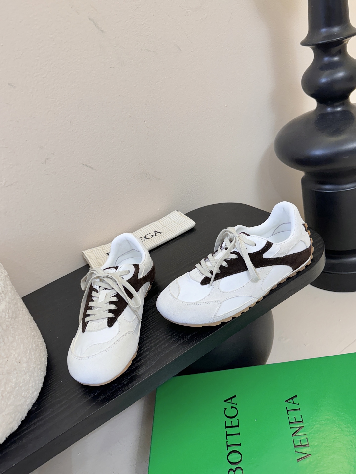 Bottega Veneta火爆新款运动鞋休闲鞋徳训鞋 BV 90年代复古风格为灵感，鞋面选用反绒皮面料