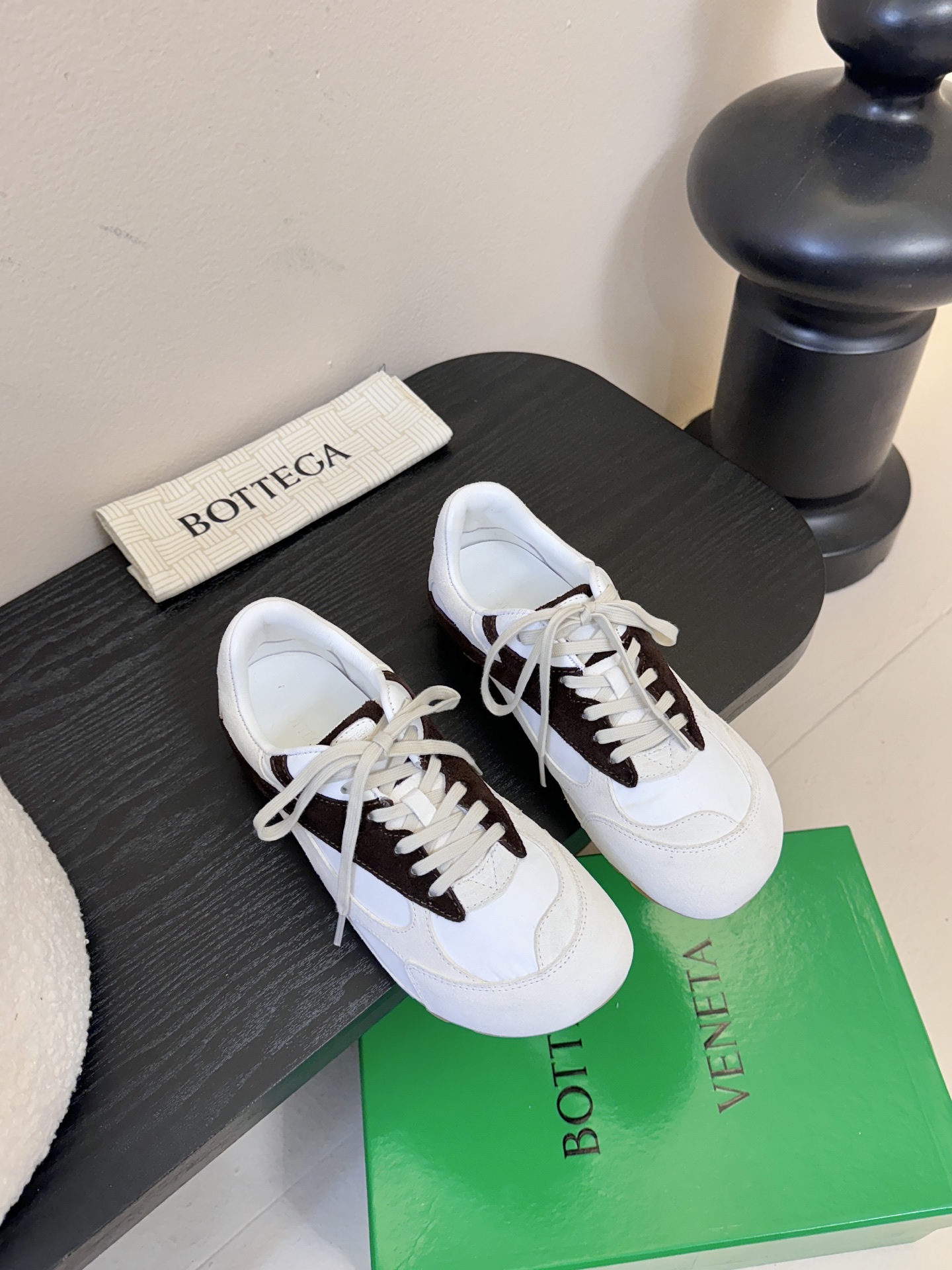 Bottega Veneta火爆新款运动鞋休闲鞋徳训鞋 BV 90年代复古风格为灵感，鞋面选用反绒皮面料