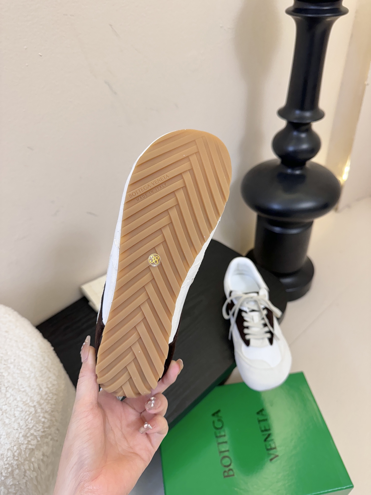 Bottega Veneta火爆新款运动鞋休闲鞋徳训鞋 BV 90年代复古风格为灵感，鞋面选用反绒皮面料