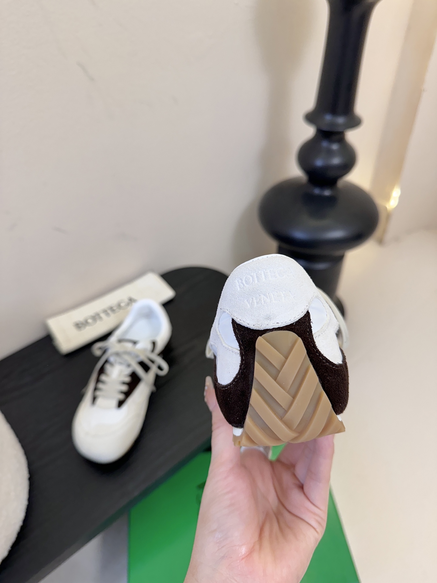 Bottega Veneta火爆新款运动鞋休闲鞋徳训鞋 BV 90年代复古风格为灵感，鞋面选用反绒皮面料