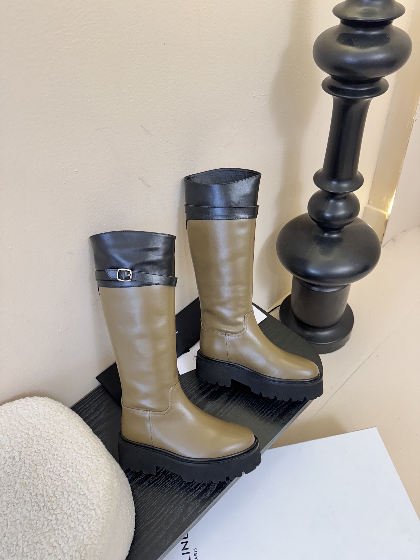 【CELINE·思琳】赛琳2025秋冬款BULKY BUCKLED系列拼色一脚蹬交叉搭扣长靴松紧带帆布短