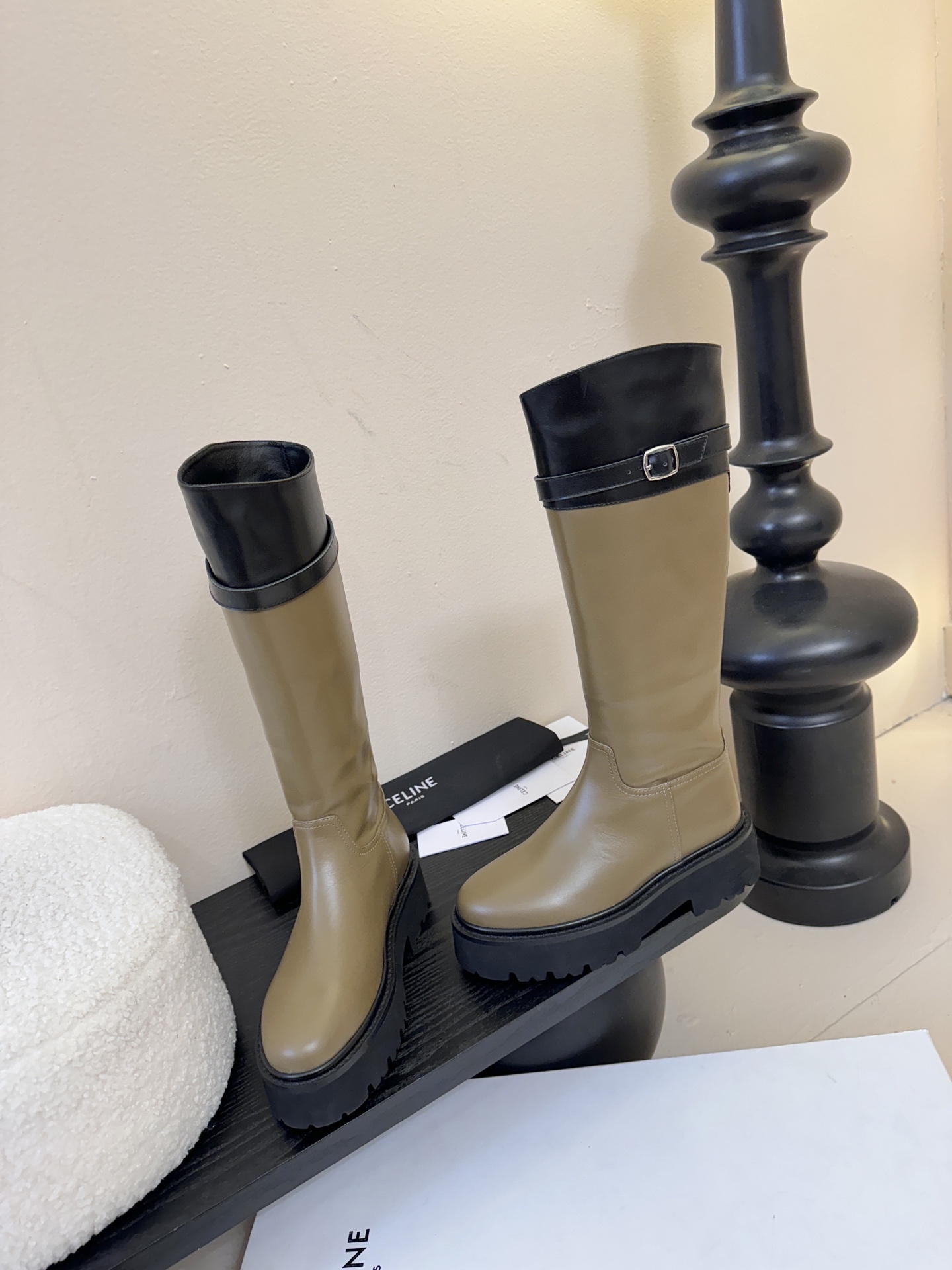 【CELINE·思琳】赛琳2025秋冬款BULKY BUCKLED系列拼色一脚蹬交叉搭扣长靴松紧带帆布短