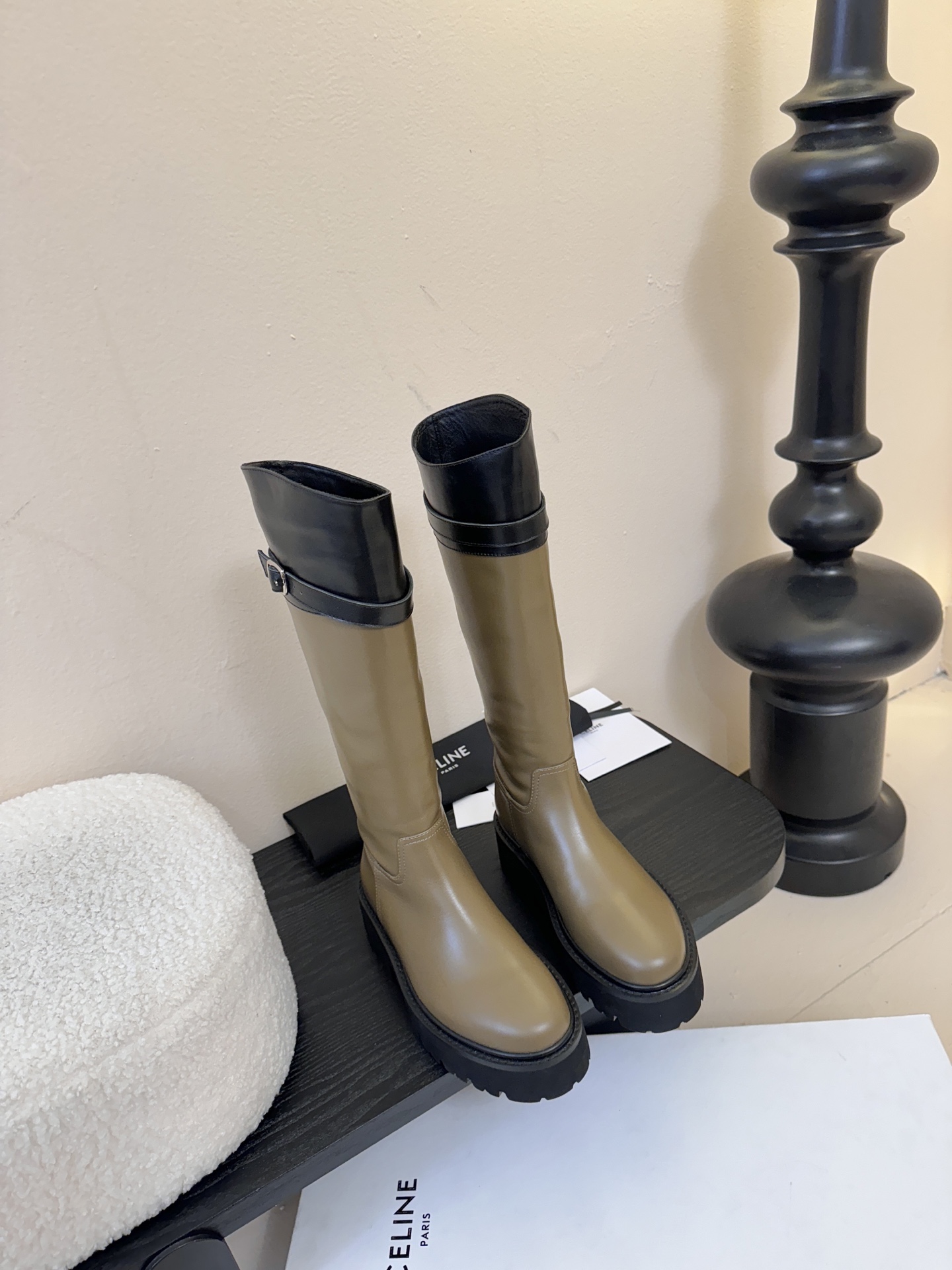 【CELINE·思琳】赛琳2025秋冬款BULKY BUCKLED系列拼色一脚蹬交叉搭扣长靴松紧带帆布短