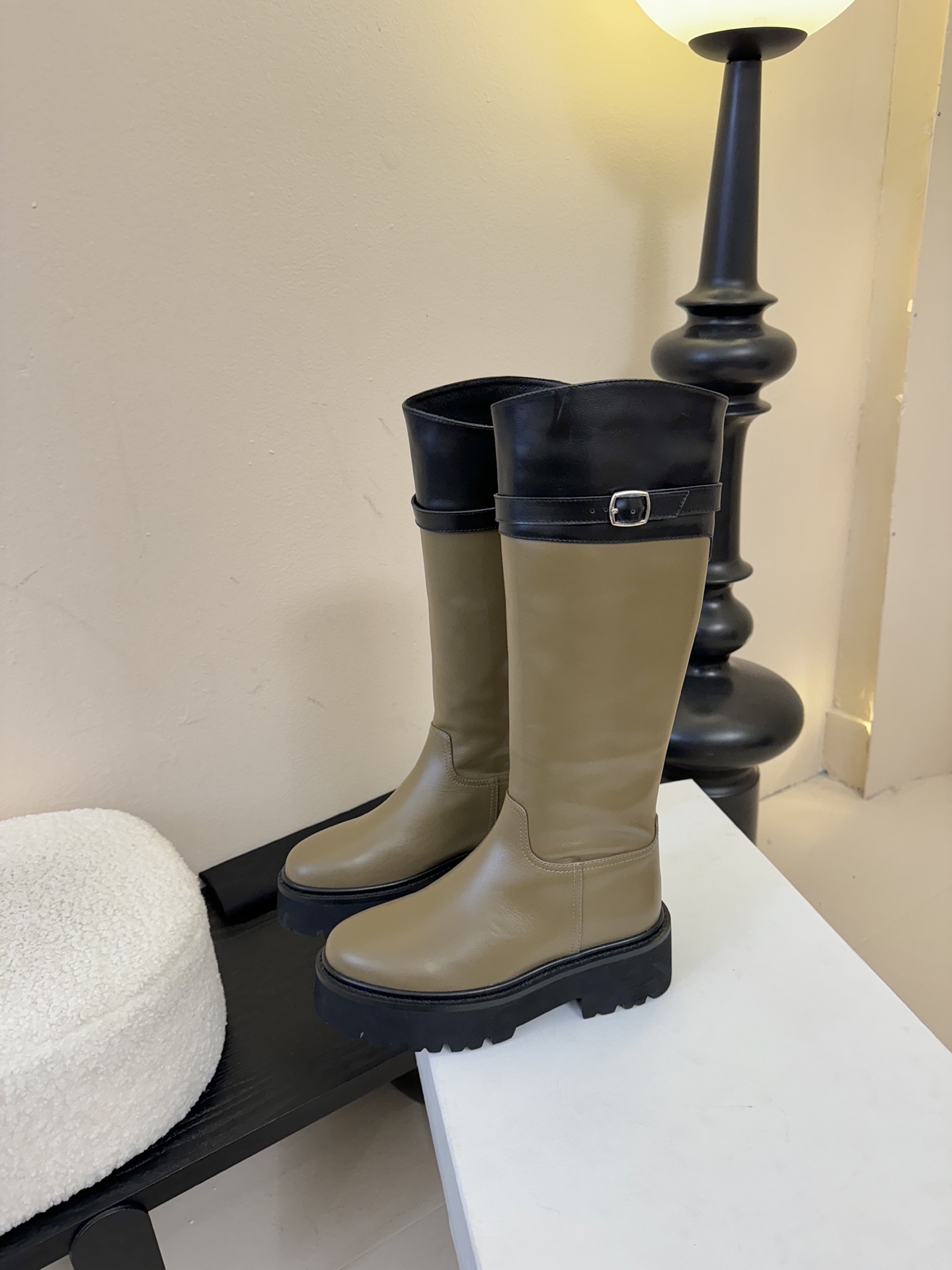 【CELINE·思琳】赛琳2025秋冬款BULKY BUCKLED系列拼色一脚蹬交叉搭扣长靴松紧带帆布短