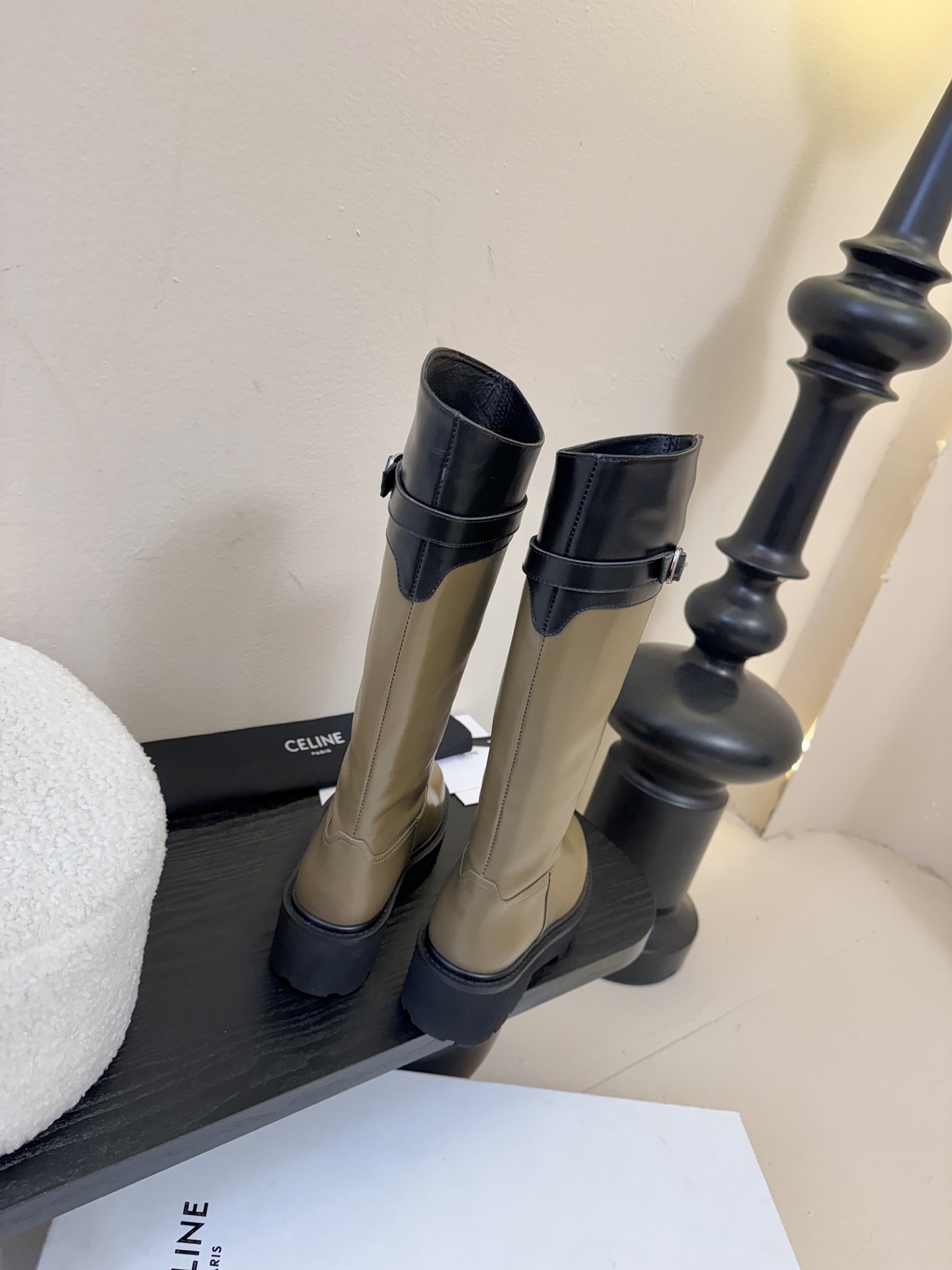 【CELINE·思琳】赛琳2025秋冬款BULKY BUCKLED系列拼色一脚蹬交叉搭扣长靴松紧带帆布短
