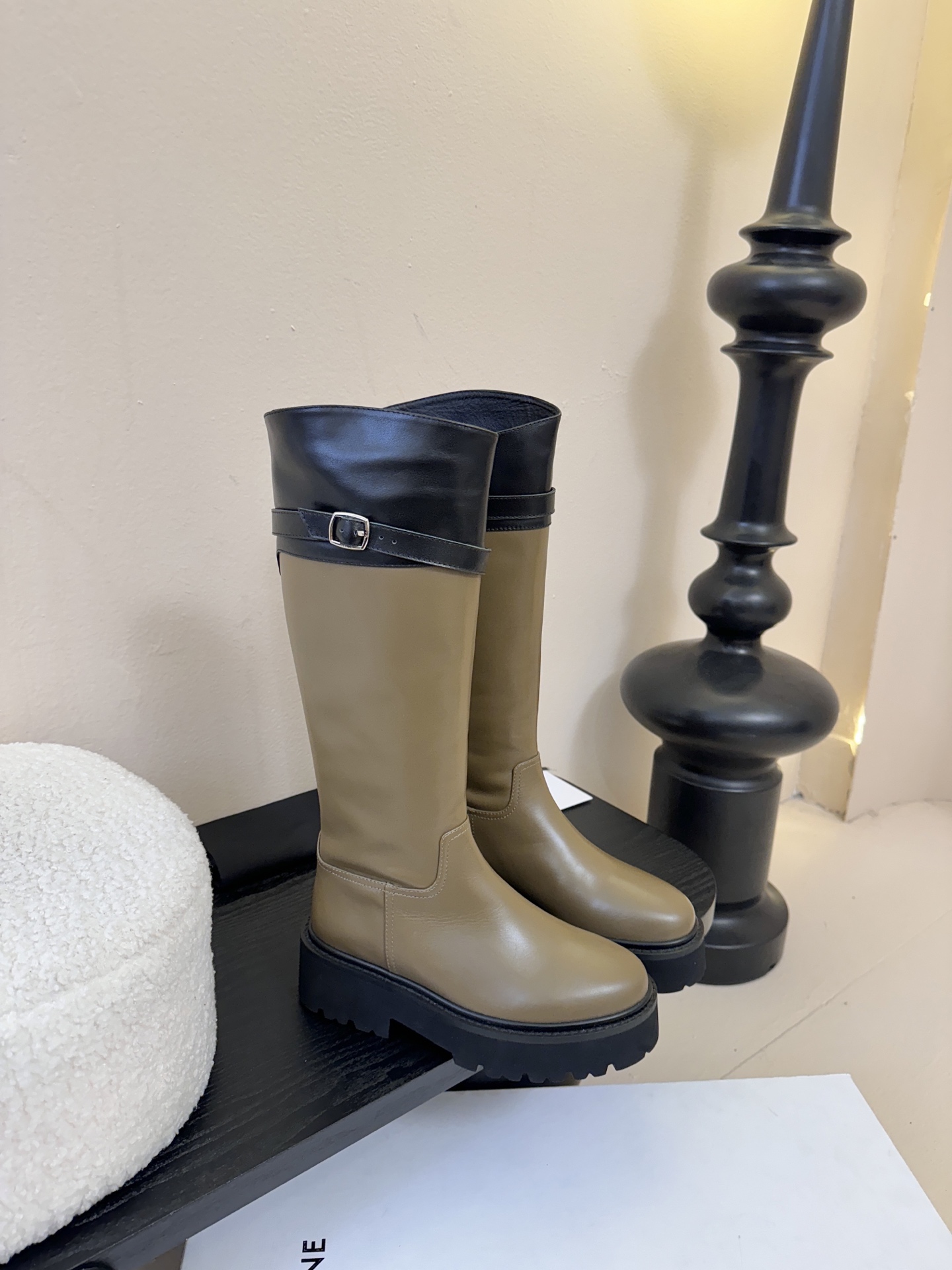 【CELINE·思琳】赛琳2025秋冬款BULKY BUCKLED系列拼色一脚蹬交叉搭扣长靴松紧带帆布短