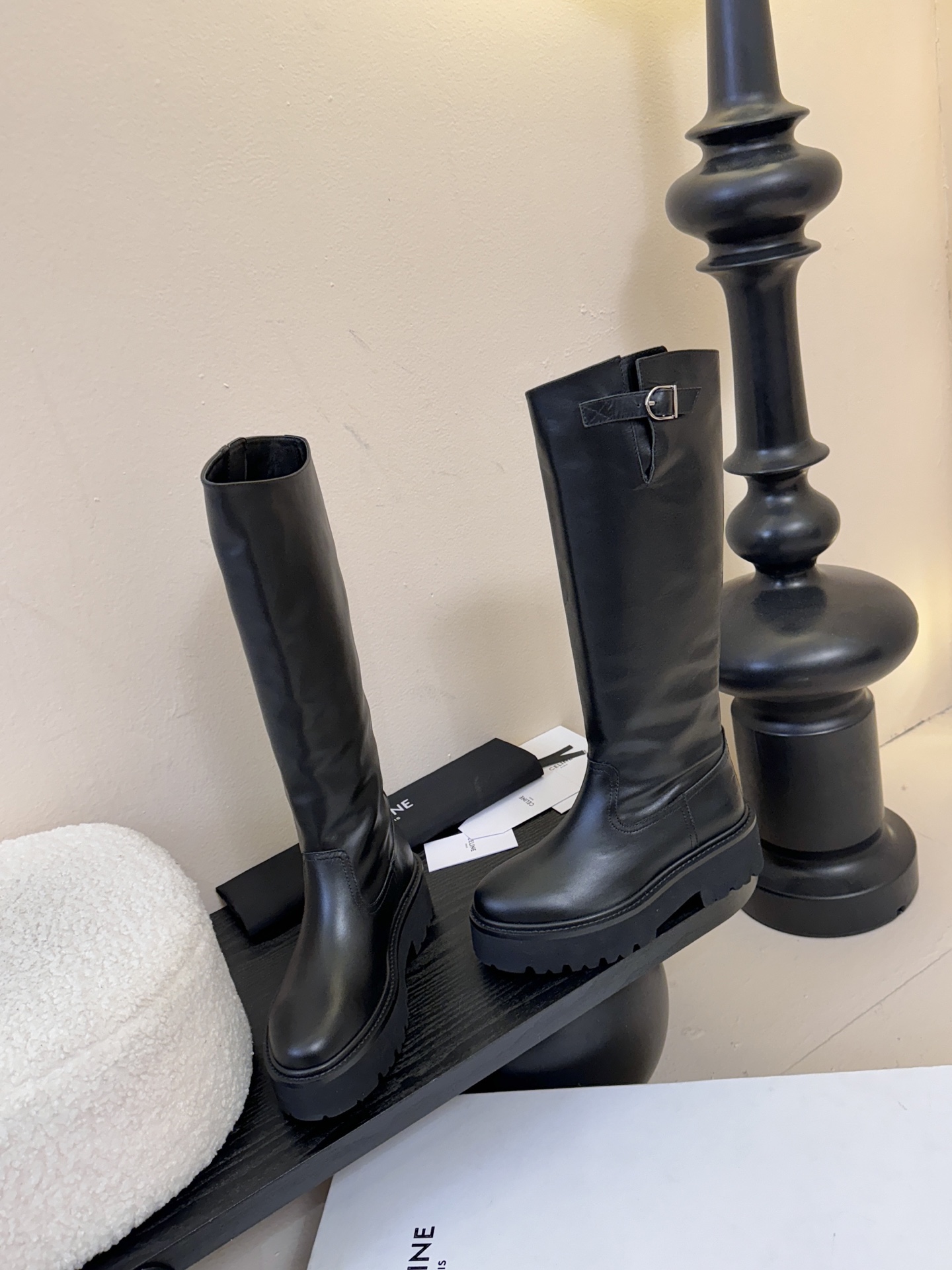 【CELINE·思琳】赛琳2025秋冬款BULKY BUCKLED系列拼色一脚蹬交叉搭扣长靴松紧带帆布短