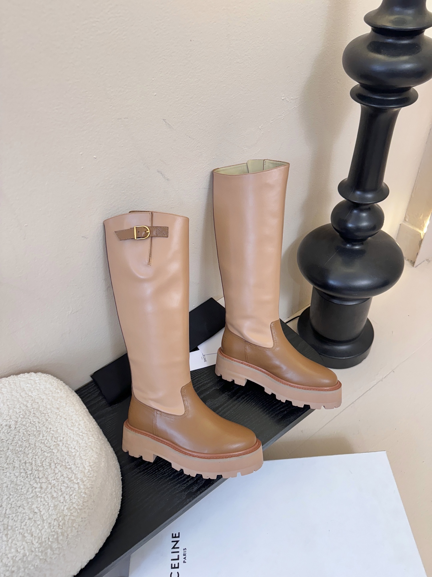 【CELINE·思琳】赛琳2025秋冬款BULKY BUCKLED系列拼色一脚蹬交叉搭扣长靴松紧带帆布短