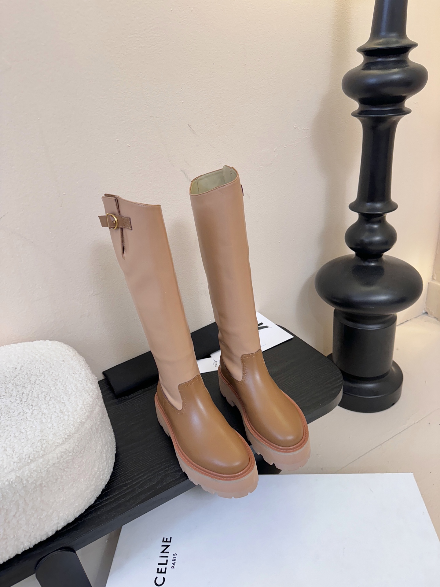 【CELINE·思琳】赛琳2025秋冬款BULKY BUCKLED系列拼色一脚蹬交叉搭扣长靴松紧带帆布短