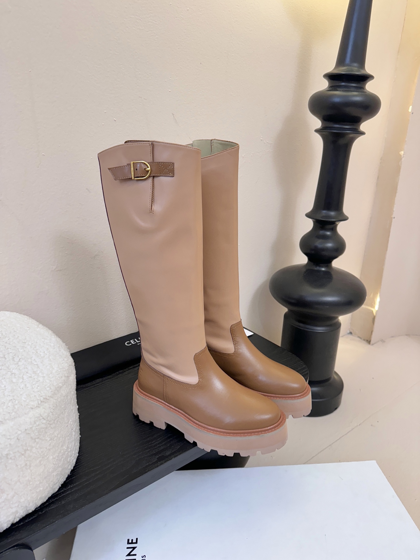 【CELINE·思琳】赛琳2025秋冬款BULKY BUCKLED系列拼色一脚蹬交叉搭扣长靴松紧带帆布短