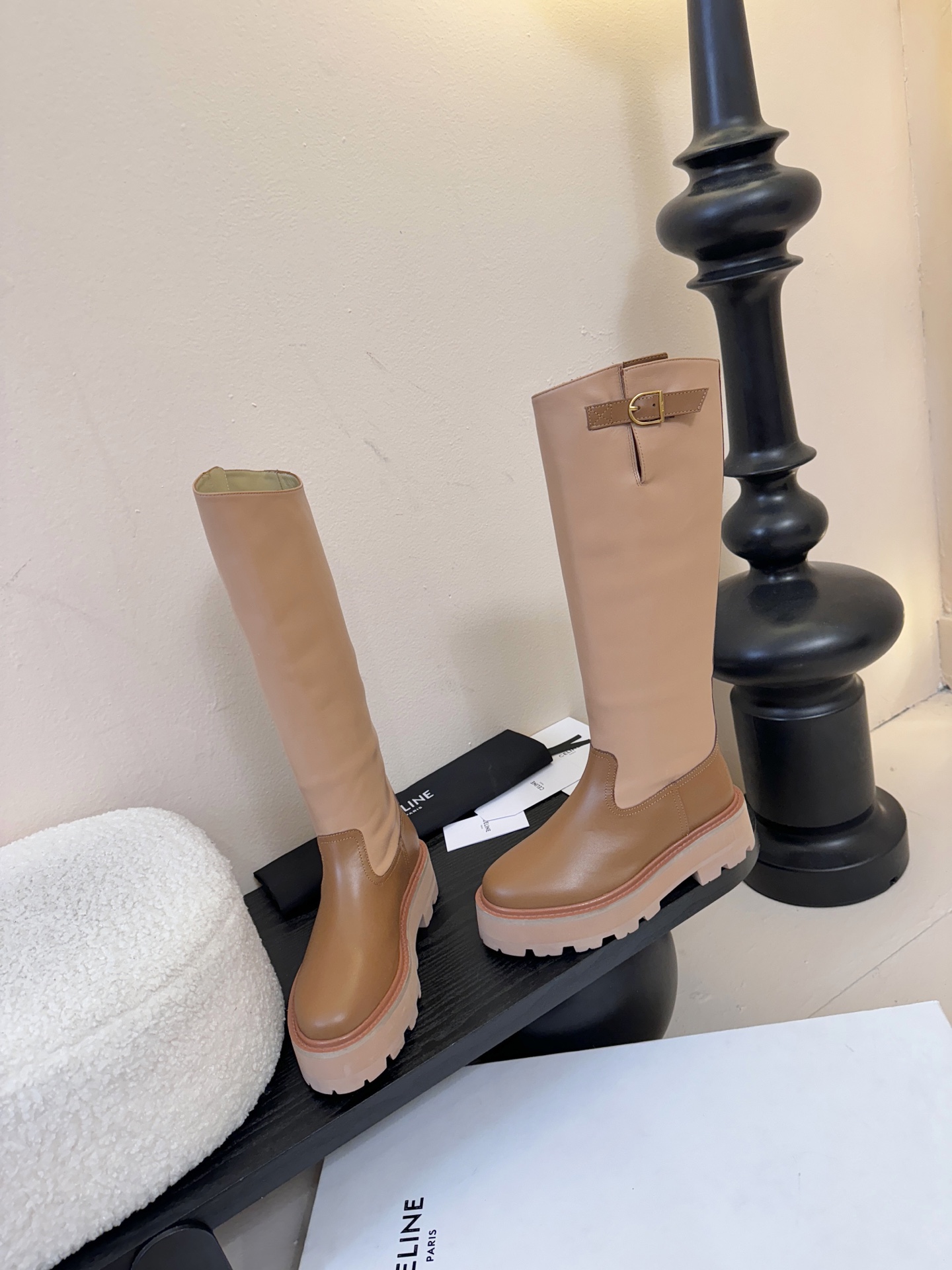 【CELINE·思琳】赛琳2025秋冬款BULKY BUCKLED系列拼色一脚蹬交叉搭扣长靴松紧带帆布短