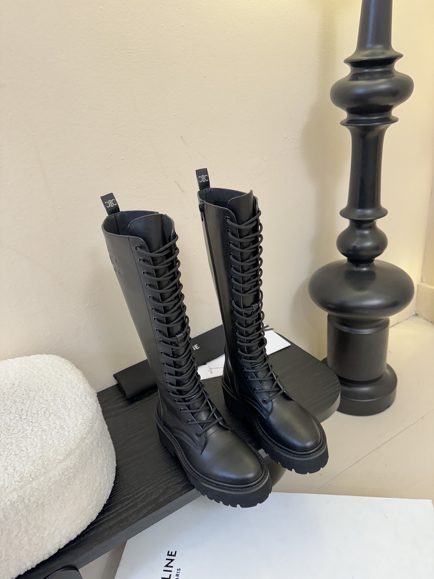 【CELINE·思琳】赛琳2025秋冬款BULKY BUCKLED系列拼色一脚蹬交叉搭扣长靴松紧带帆布短