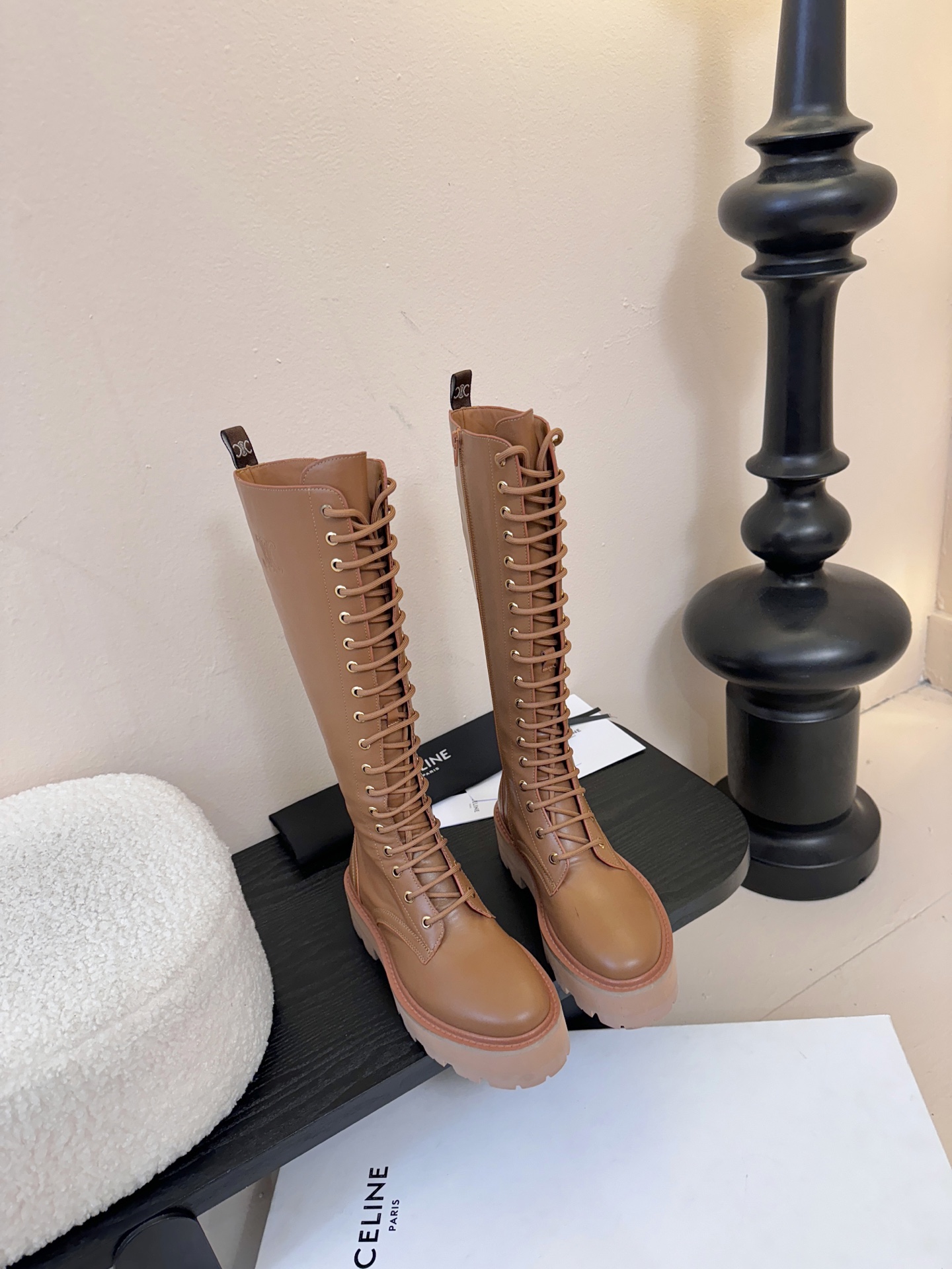 【CELINE·思琳】赛琳2025秋冬款BULKY BUCKLED系列拼色一脚蹬交叉搭扣长靴松紧带帆布短
