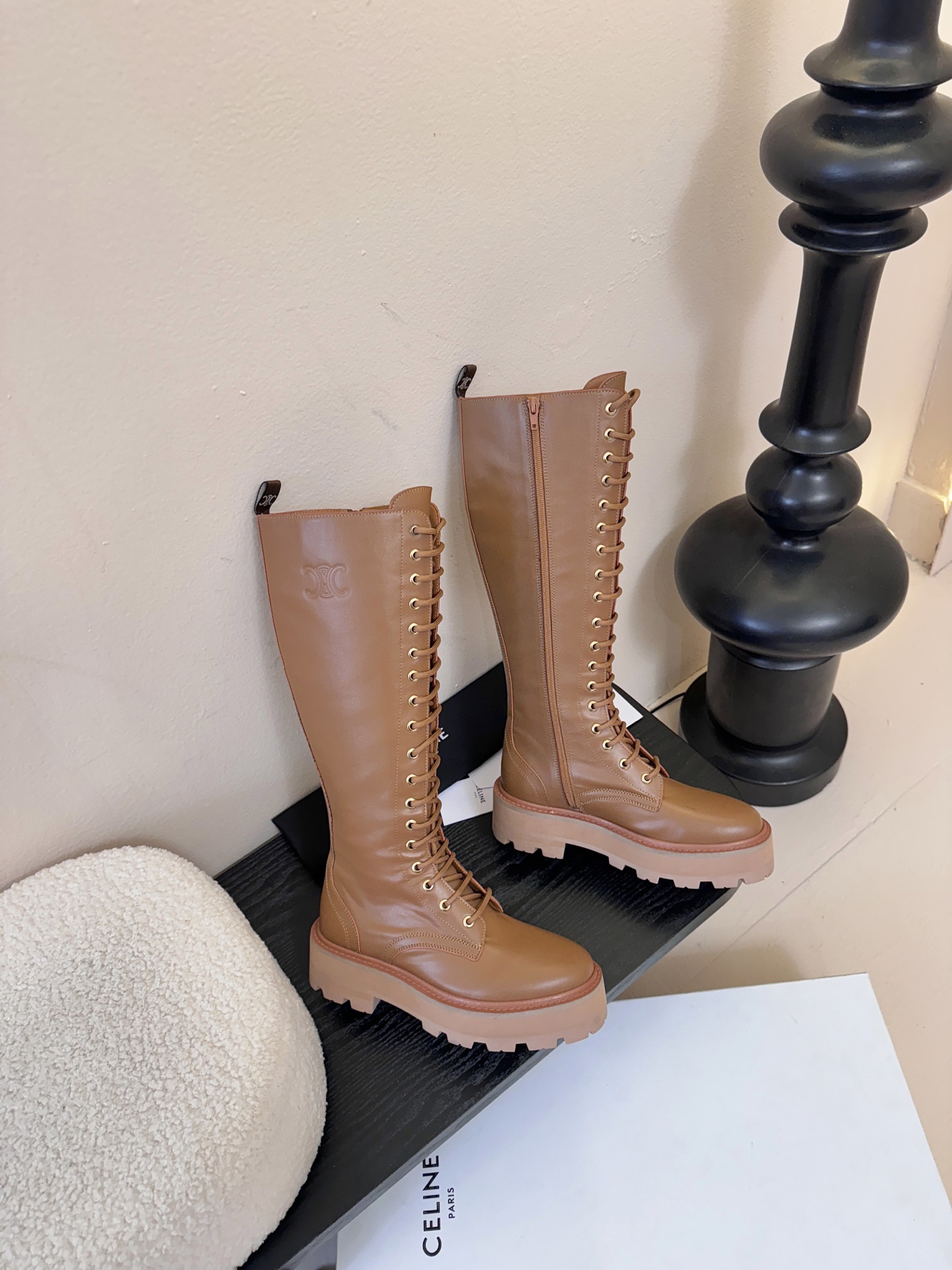 【CELINE·思琳】赛琳2025秋冬款BULKY BUCKLED系列拼色一脚蹬交叉搭扣长靴松紧带帆布短