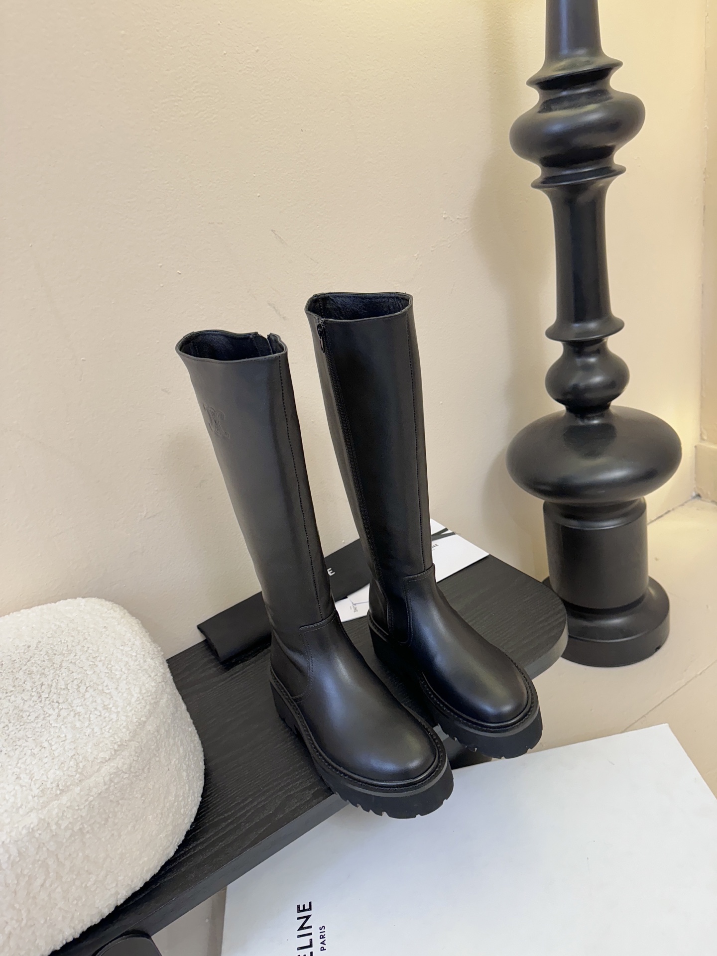 【CELINE·思琳】赛琳2025秋冬款BULKY BUCKLED系列拼色一脚蹬交叉搭扣长靴松紧带帆布短