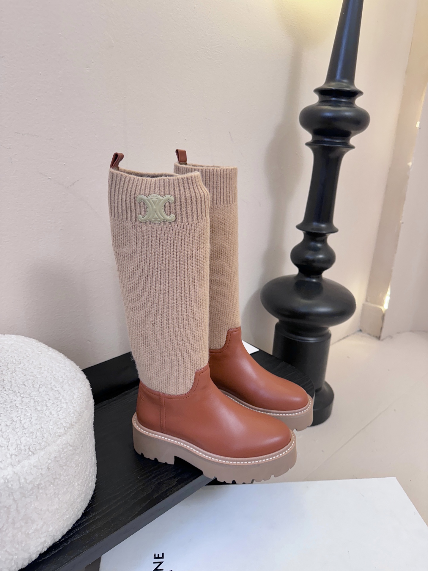 【CELINE·思琳】赛琳2025秋冬款BULKY BUCKLED系列拼色一脚蹬交叉搭扣长靴松紧带帆布短