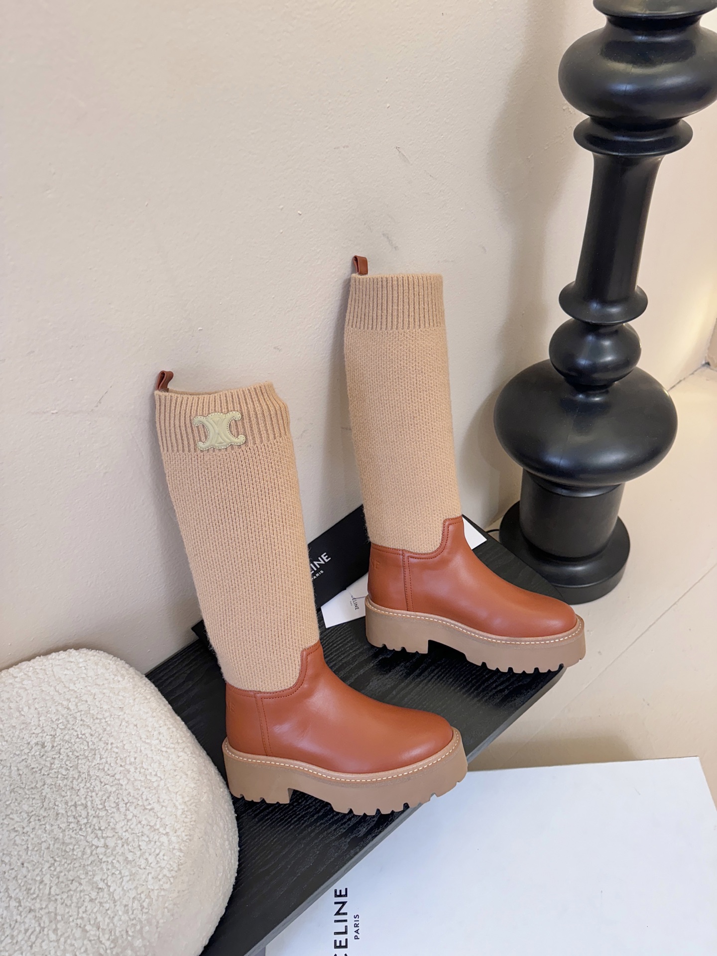 【CELINE·思琳】赛琳2025秋冬款BULKY BUCKLED系列拼色一脚蹬交叉搭扣长靴松紧带帆布短