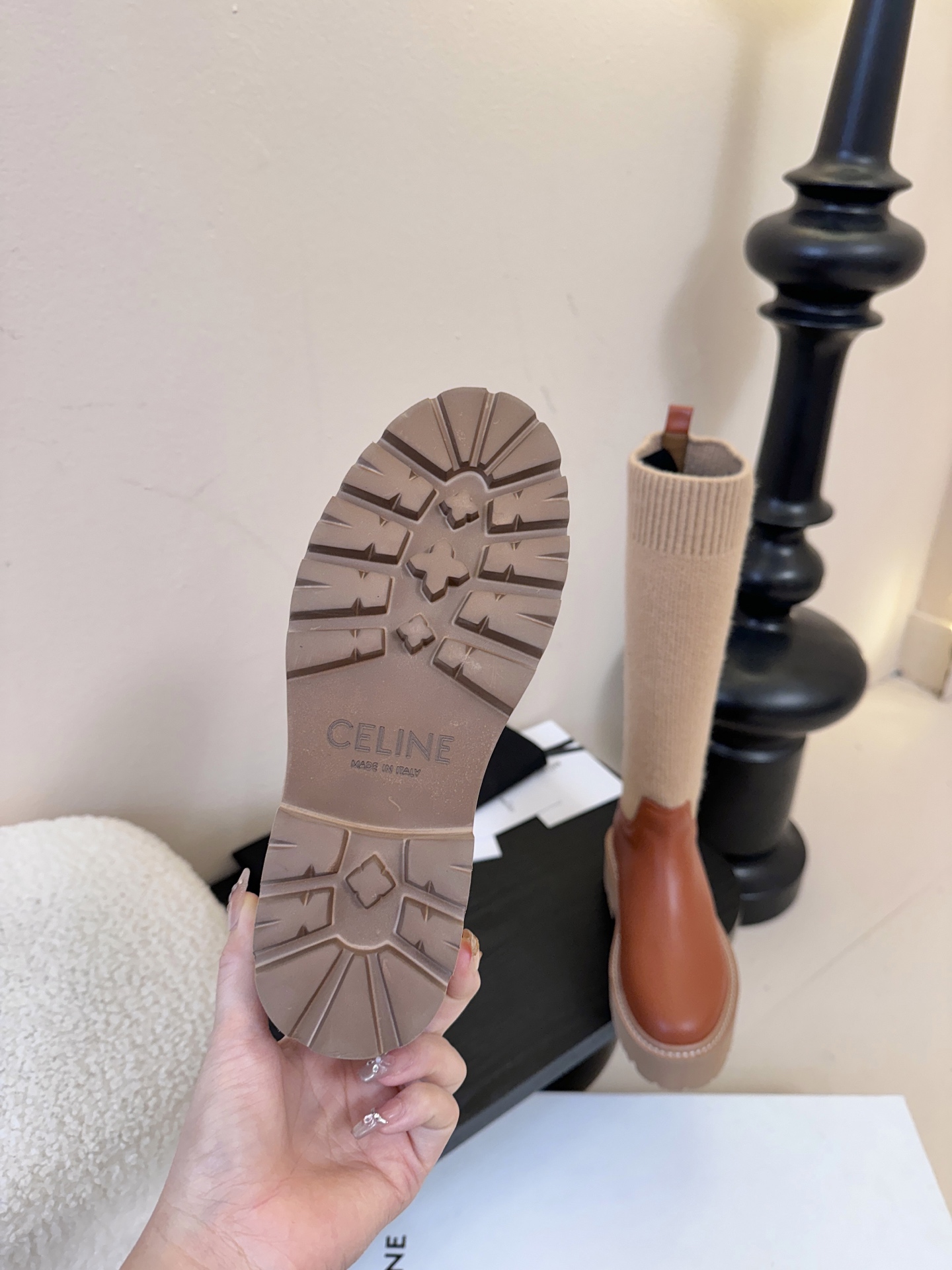 【CELINE·思琳】赛琳2025秋冬款BULKY BUCKLED系列拼色一脚蹬交叉搭扣长靴松紧带帆布短