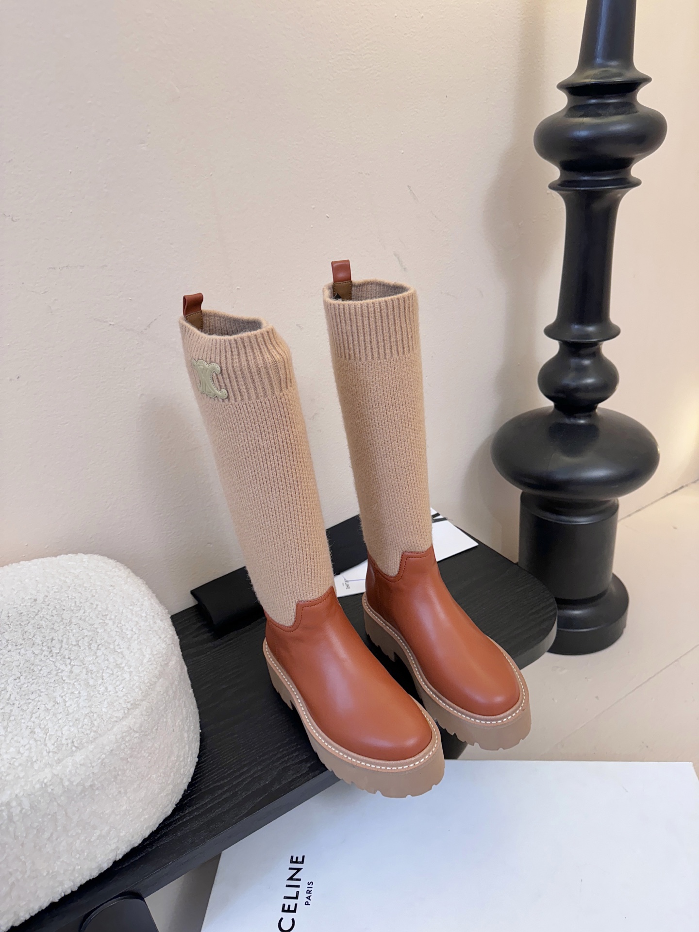 【CELINE·思琳】赛琳2025秋冬款BULKY BUCKLED系列拼色一脚蹬交叉搭扣长靴松紧带帆布短