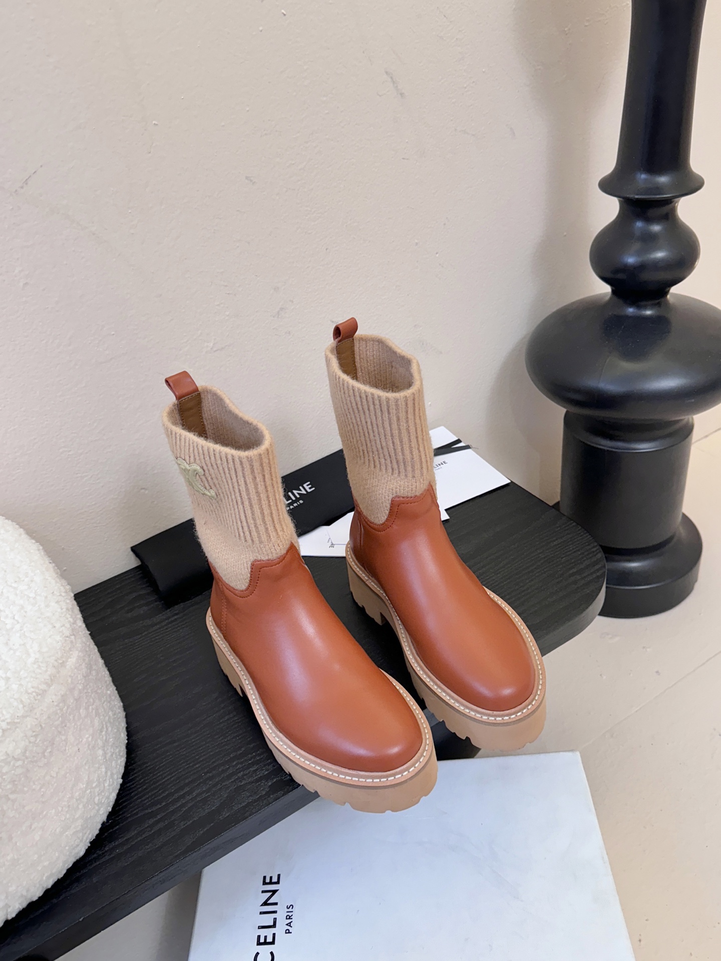 【CELINE·思琳】赛琳2025秋冬款BULKY BUCKLED系列拼色一脚蹬交叉搭扣长靴松紧带帆布短