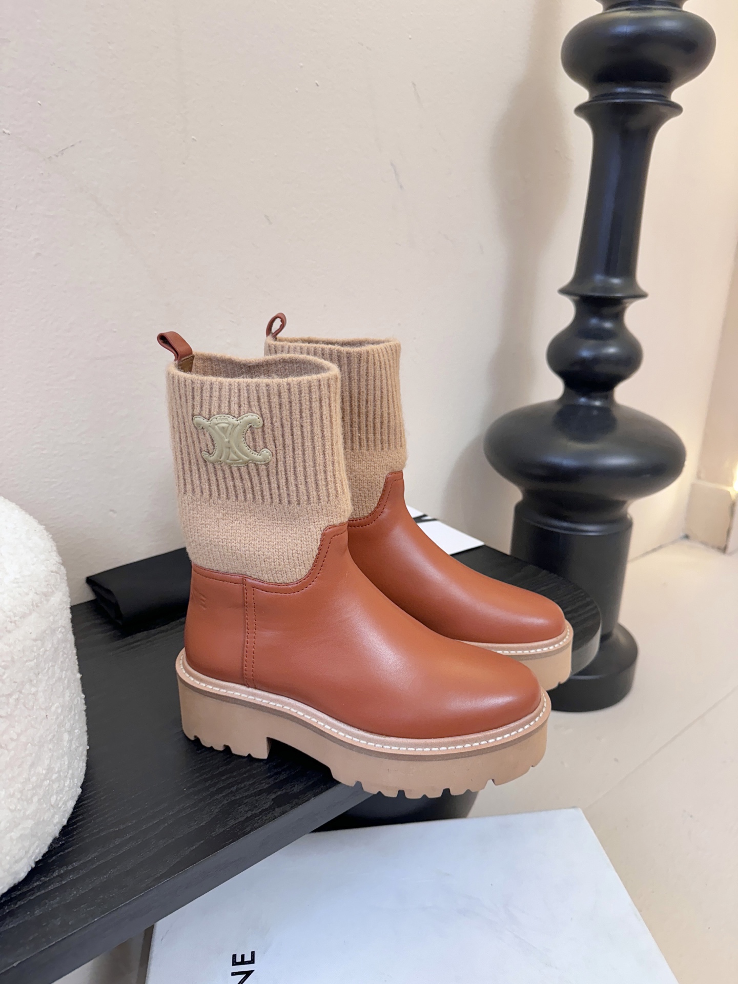 【CELINE·思琳】赛琳2025秋冬款BULKY BUCKLED系列拼色一脚蹬交叉搭扣长靴松紧带帆布短