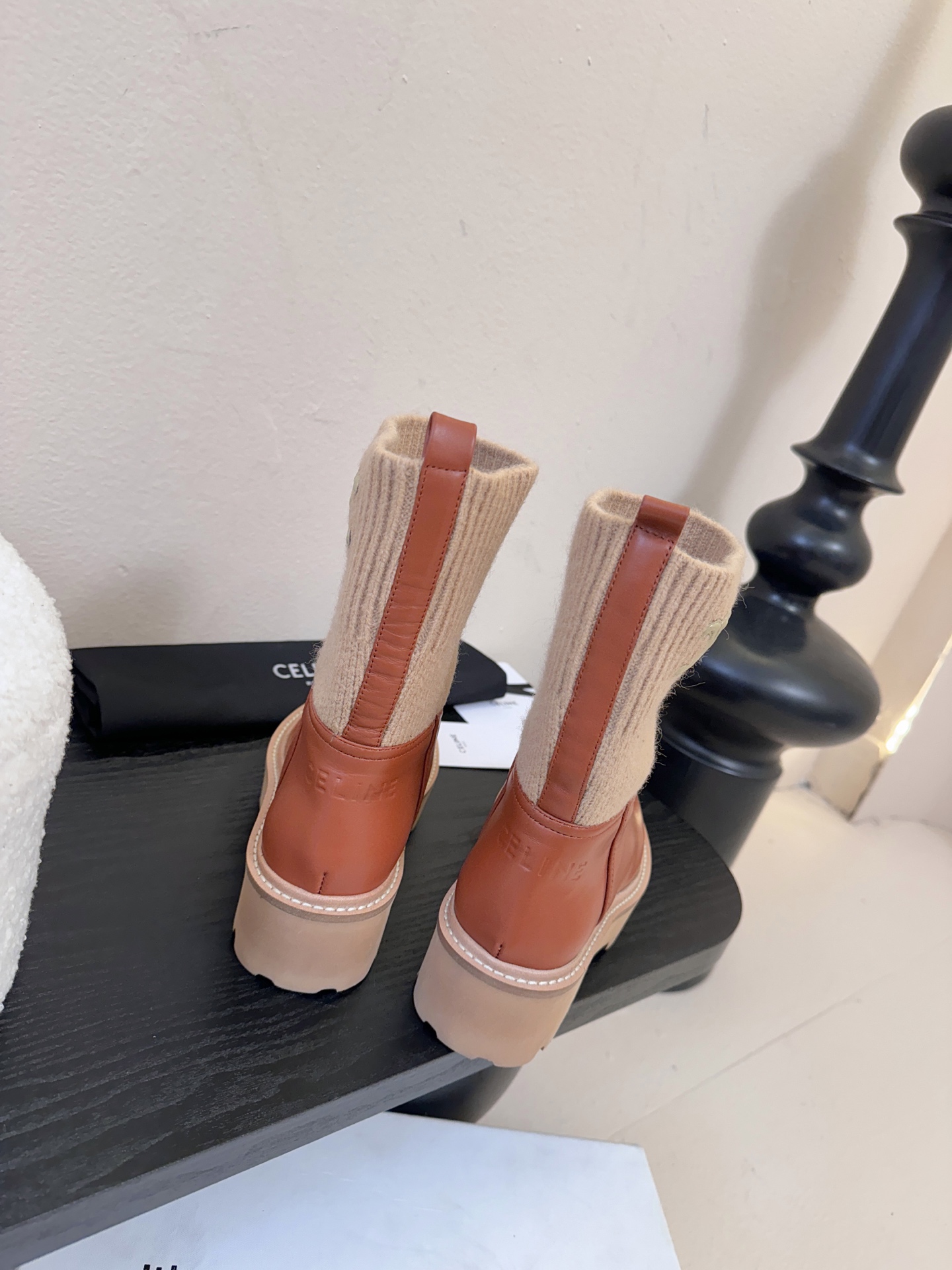 【CELINE·思琳】赛琳2025秋冬款BULKY BUCKLED系列拼色一脚蹬交叉搭扣长靴松紧带帆布短