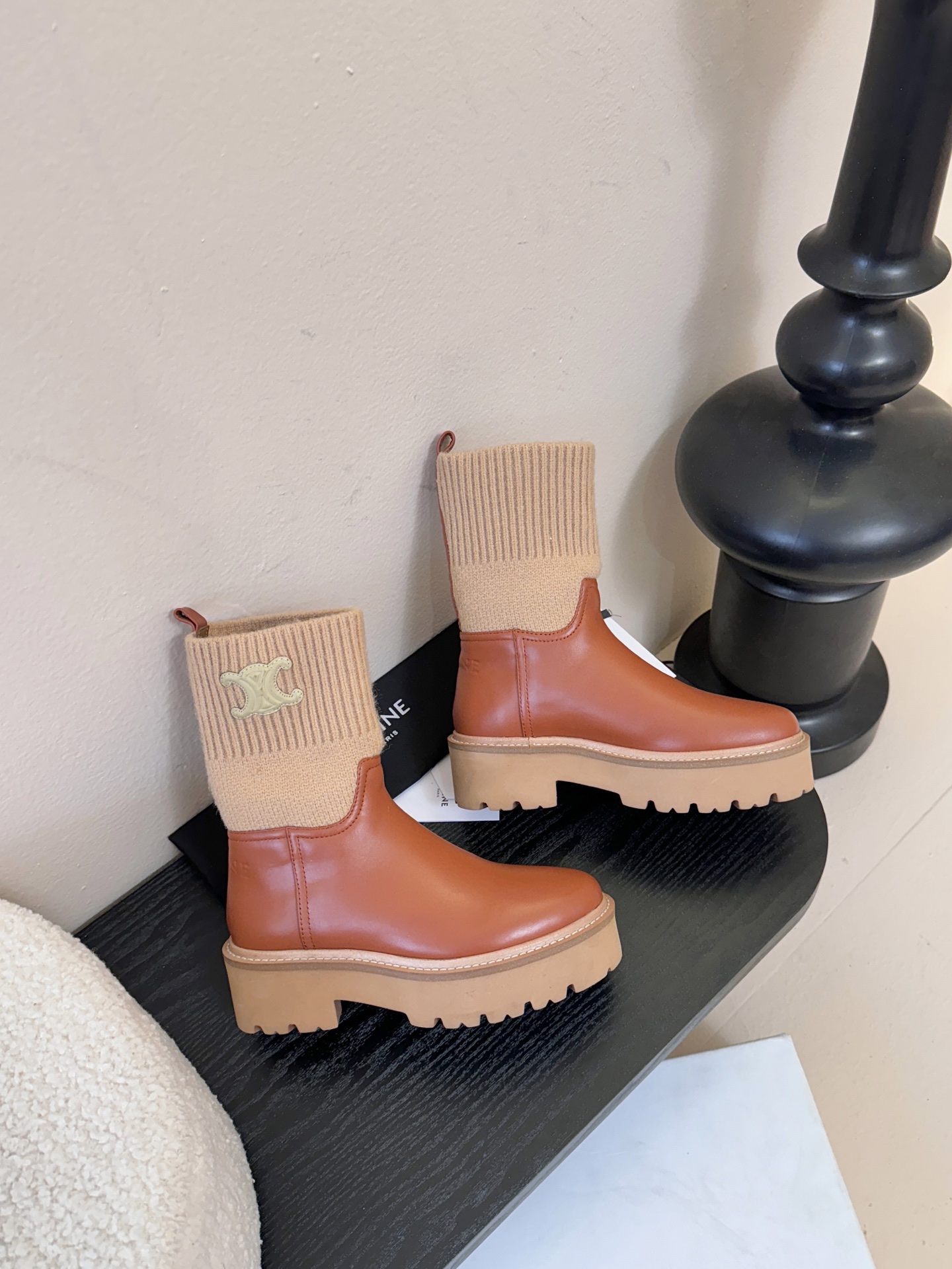 【CELINE·思琳】赛琳2025秋冬款BULKY BUCKLED系列拼色一脚蹬交叉搭扣长靴松紧带帆布短