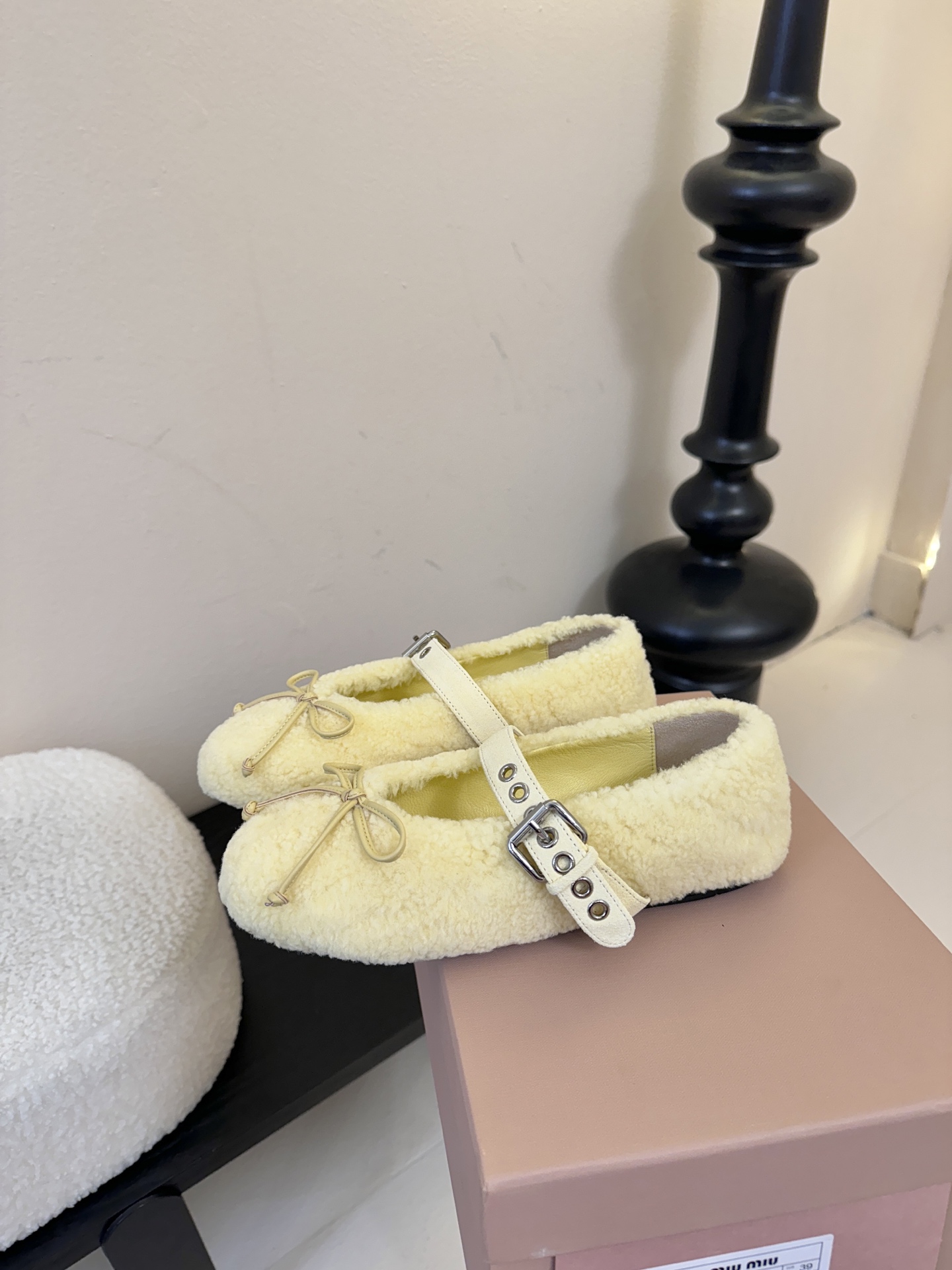 25Ss秋冬新款Miu Miu 缪缪 蝴蝶结玛丽珍羊卷毛芭蕾舞单鞋这款羊卷毛芭蕾平底鞋上，羊卷毛不仅突显