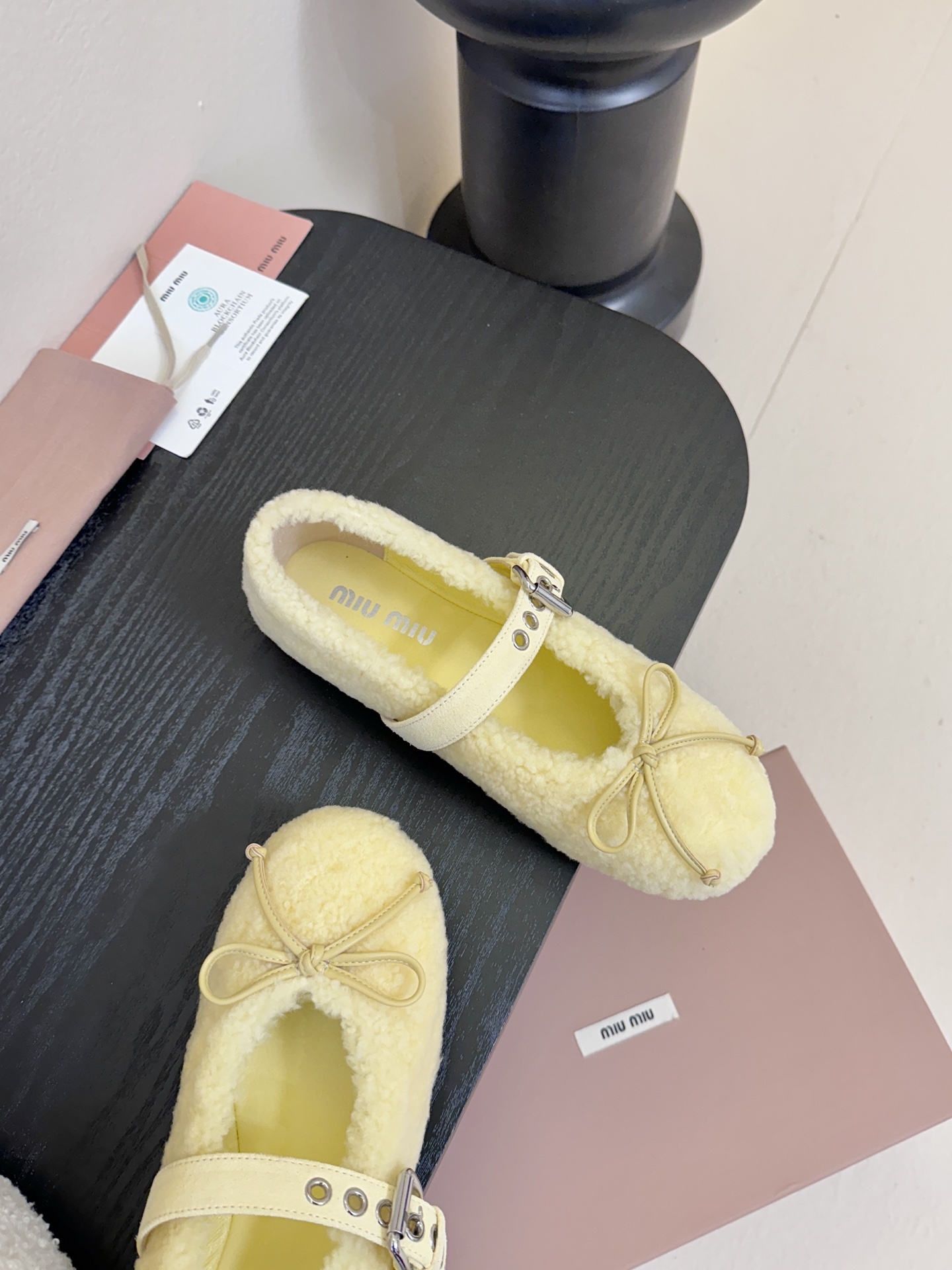 25Ss秋冬新款Miu Miu 缪缪 蝴蝶结玛丽珍羊卷毛芭蕾舞单鞋这款羊卷毛芭蕾平底鞋上，羊卷毛不仅突显