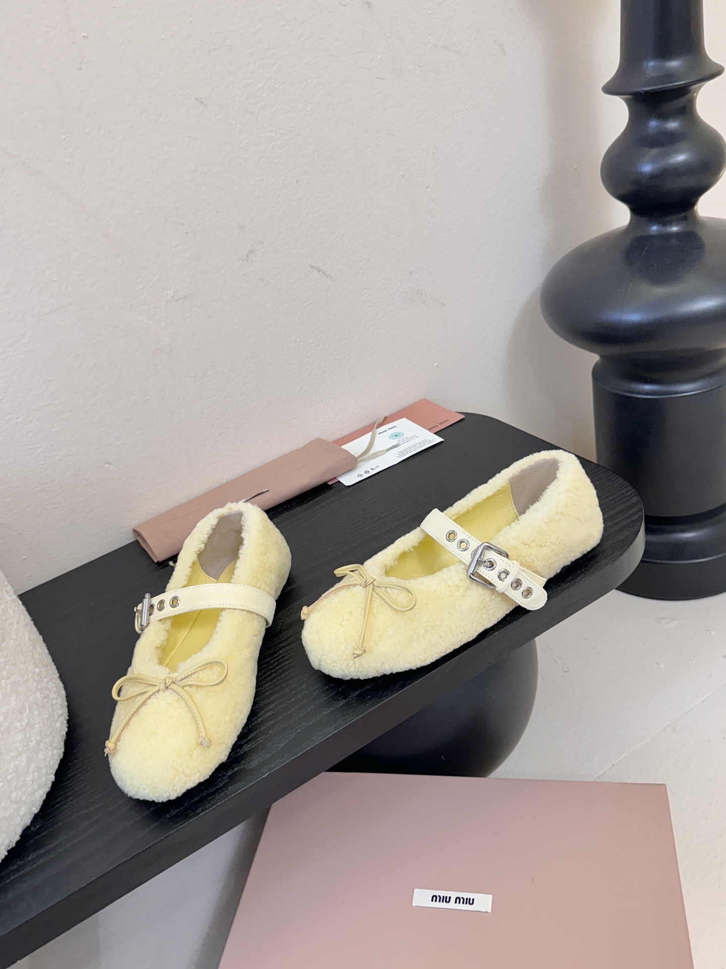 25Ss秋冬新款Miu Miu 缪缪 蝴蝶结玛丽珍羊卷毛芭蕾舞单鞋这款羊卷毛芭蕾平底鞋上，羊卷毛不仅突显