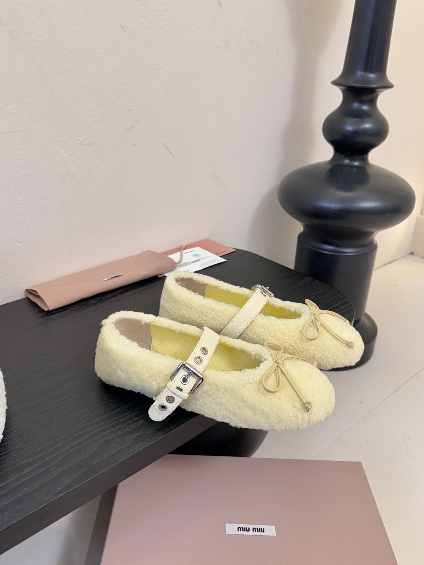 25Ss秋冬新款Miu Miu 缪缪 蝴蝶结玛丽珍羊卷毛芭蕾舞单鞋这款羊卷毛芭蕾平底鞋上，羊卷毛不仅突显