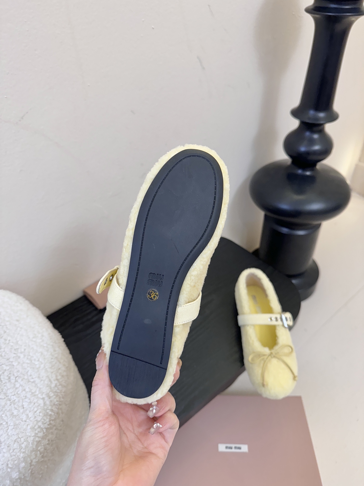 25Ss秋冬新款Miu Miu 缪缪 蝴蝶结玛丽珍羊卷毛芭蕾舞单鞋这款羊卷毛芭蕾平底鞋上，羊卷毛不仅突显