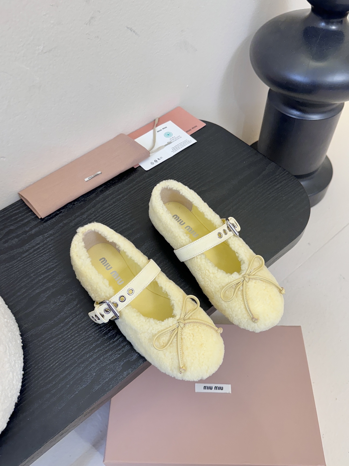 25Ss秋冬新款Miu Miu 缪缪 蝴蝶结玛丽珍羊卷毛芭蕾舞单鞋这款羊卷毛芭蕾平底鞋上，羊卷毛不仅突显