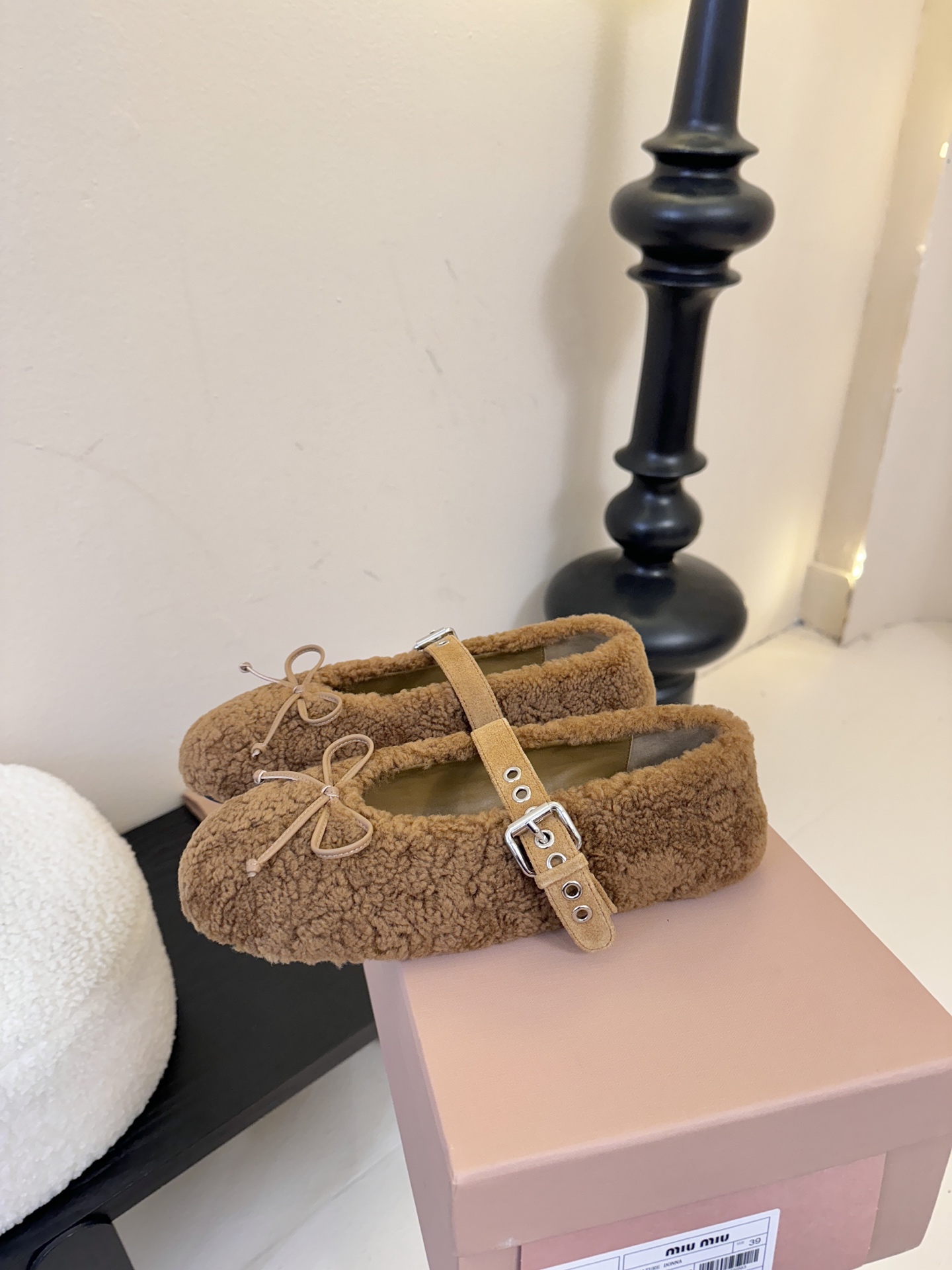 25Ss秋冬新款Miu Miu 缪缪 蝴蝶结玛丽珍羊卷毛芭蕾舞单鞋这款羊卷毛芭蕾平底鞋上，羊卷毛不仅突显